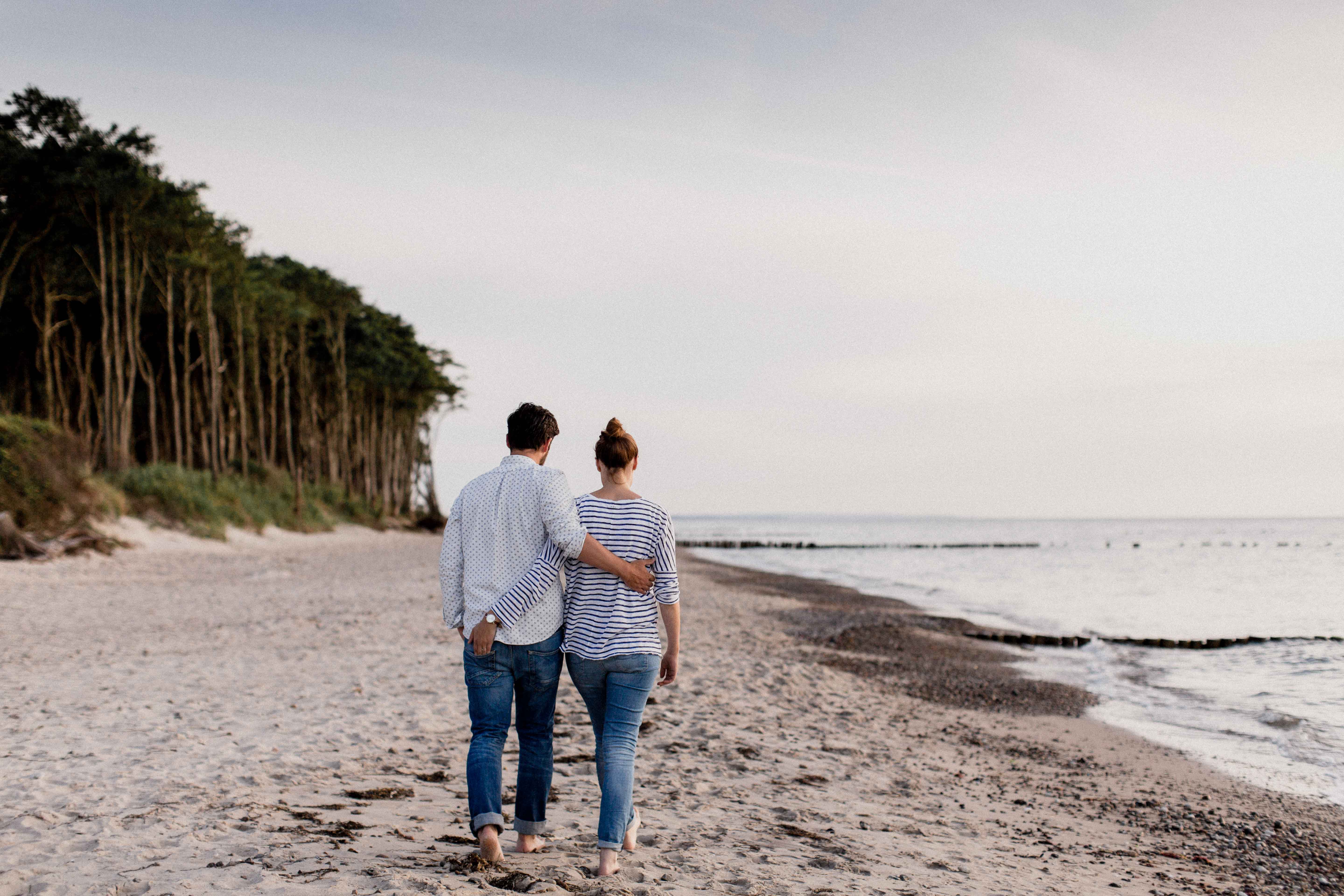 Couple Shoot am Strand von Torfbrücke bei Graal-Müritz. Aufgenommen von den Hochzeitsfotografen Tom und Lia aus Rostock.