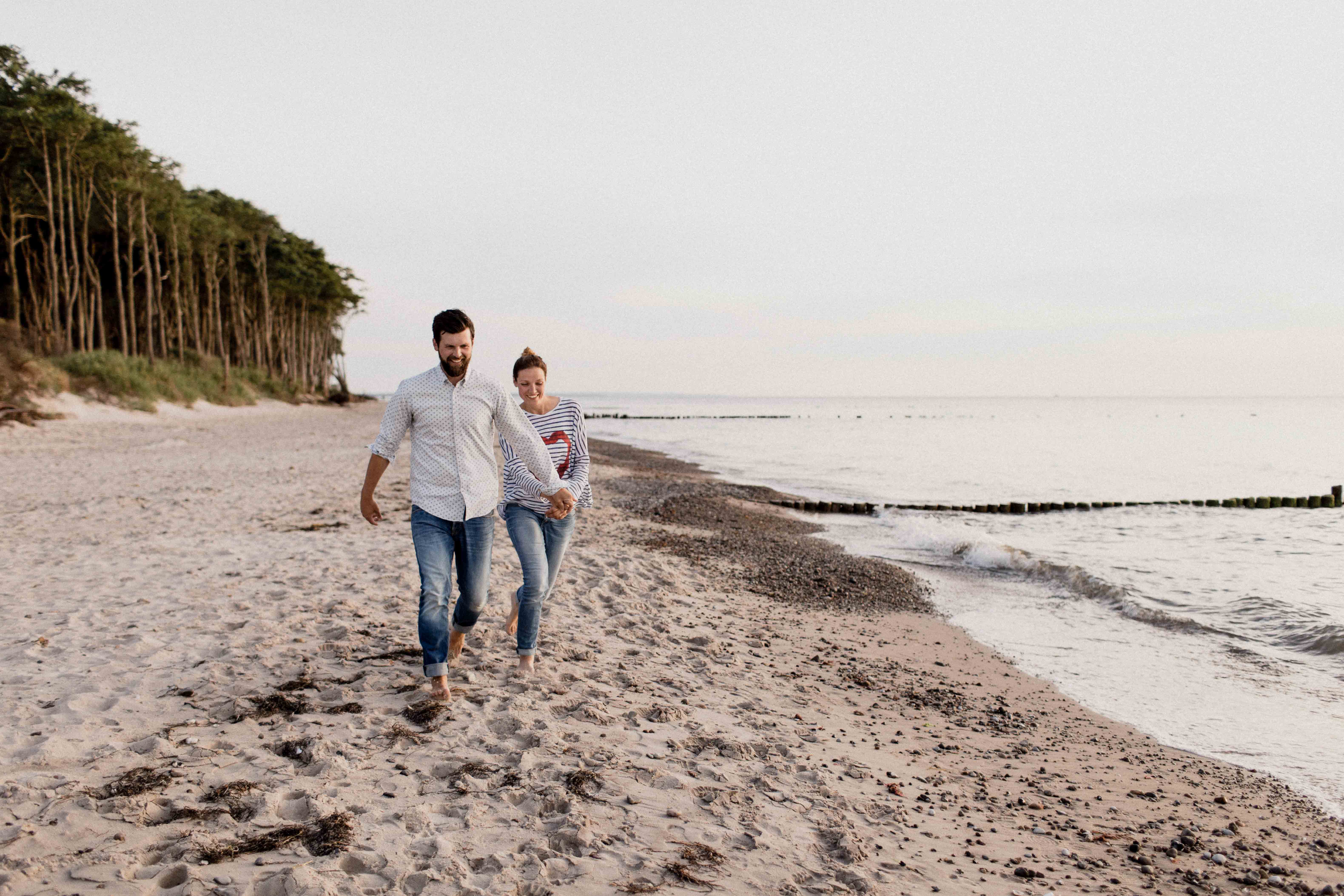 Couple Shoot am Strand von Torfbrücke bei Graal-Müritz. Aufgenommen von den Hochzeitsfotografen Tom und Lia aus Rostock.