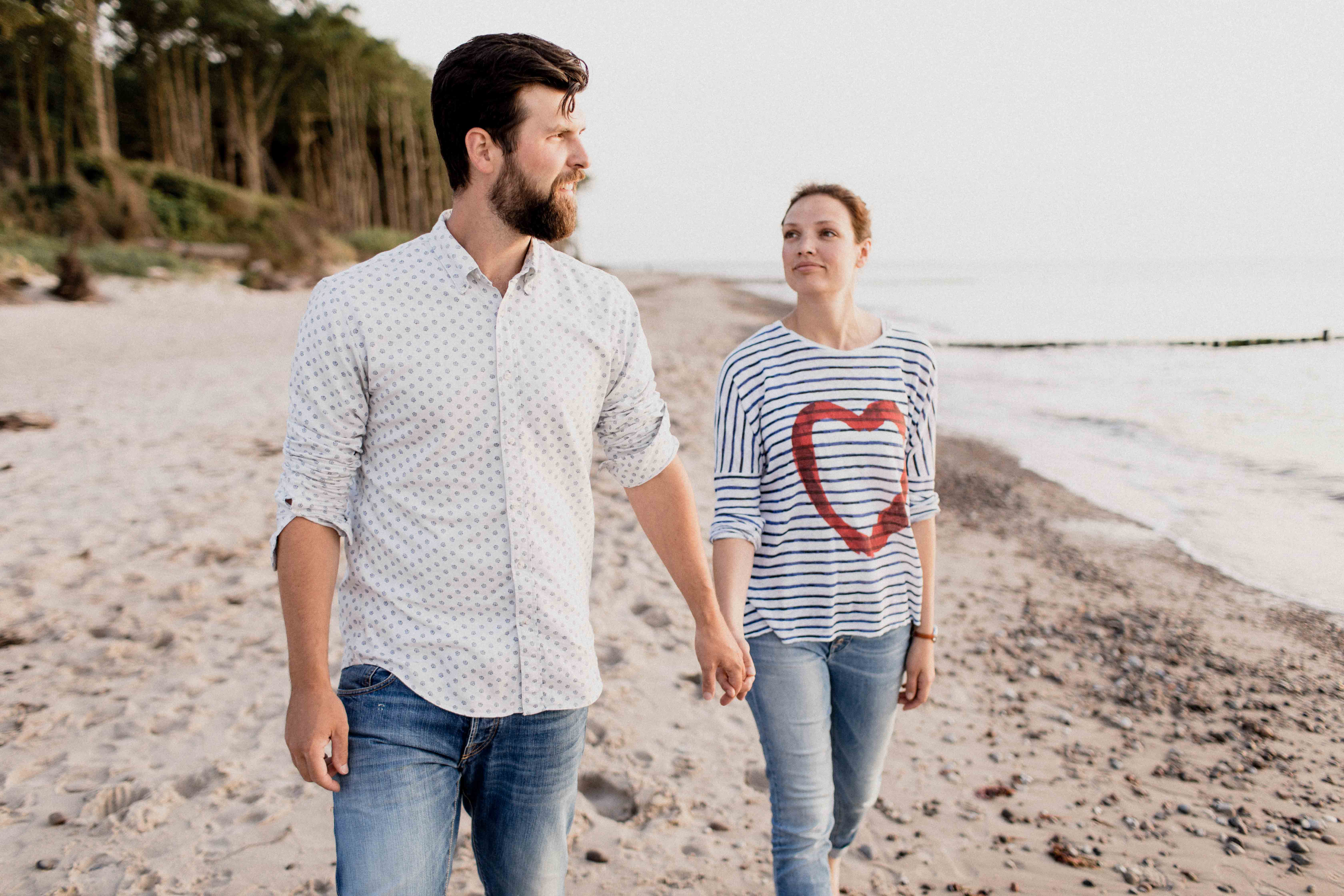 Couple Shoot am Strand von Torfbrücke bei Graal-Müritz. Aufgenommen von den Hochzeitsfotografen Tom und Lia aus Rostock.