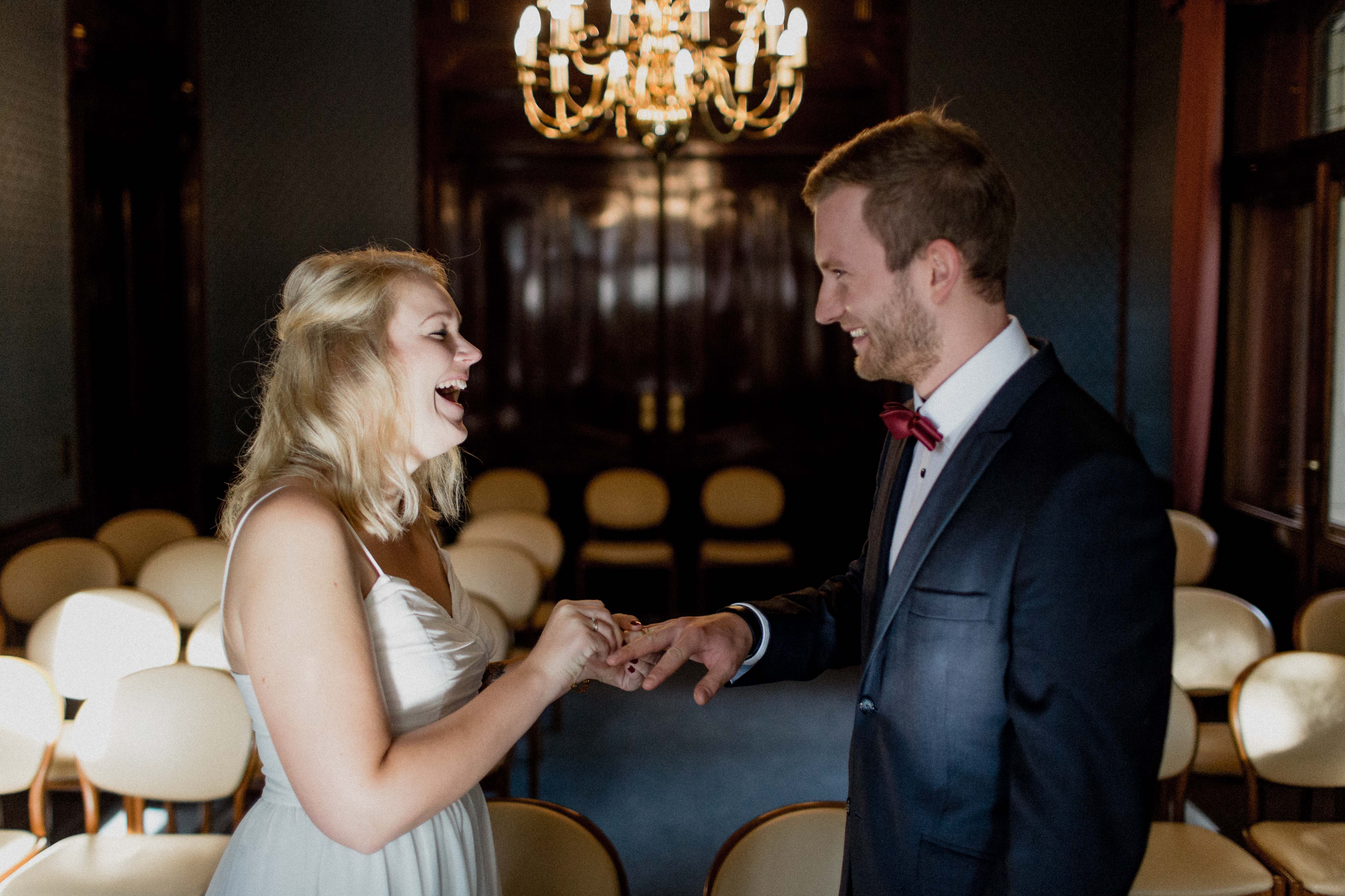 Intime Hochzeit in Dresden am Elbufer im September 2016.