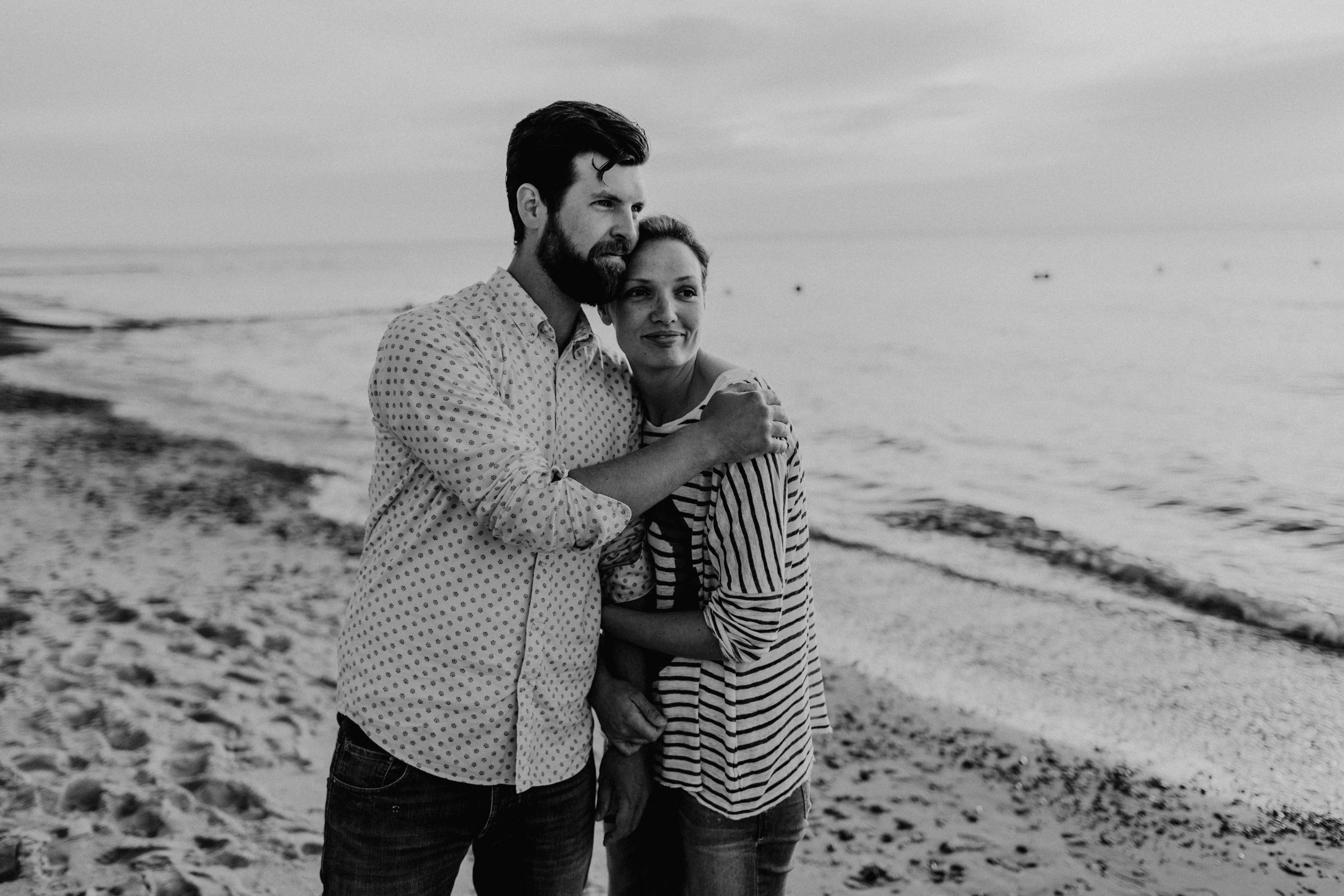 Couple Shoot am Strand von Torfbrücke bei Graal-Müritz. Aufgenommen von den Hochzeitsfotografen Tom und Lia aus Rostock.