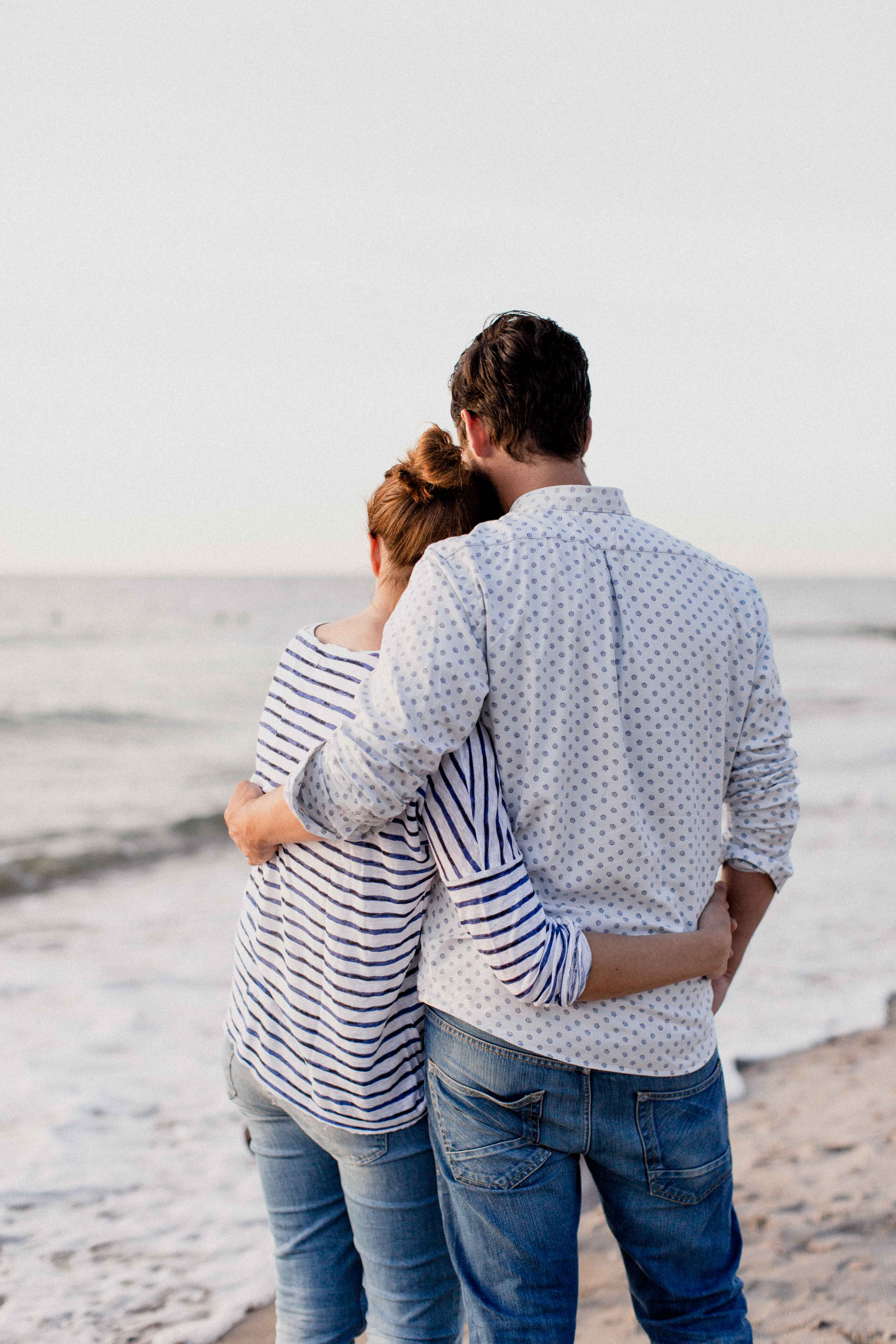 Couple Shoot am Strand von Torfbrücke bei Graal-Müritz. Aufgenommen von den Hochzeitsfotografen Tom und Lia aus Rostock.