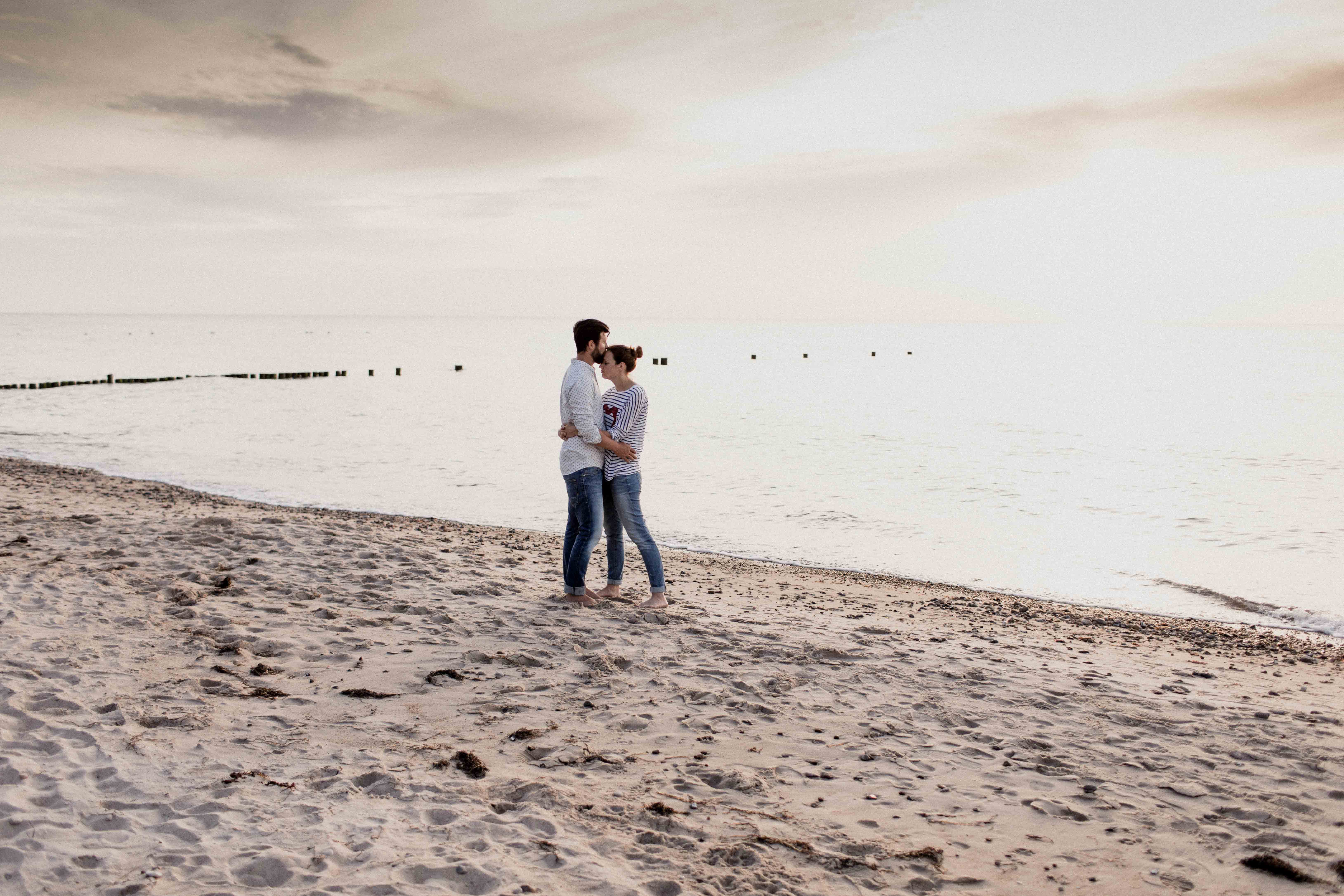 Couple Shoot am Strand von Torfbrücke bei Graal-Müritz. Aufgenommen von den Hochzeitsfotografen Tom und Lia aus Rostock.