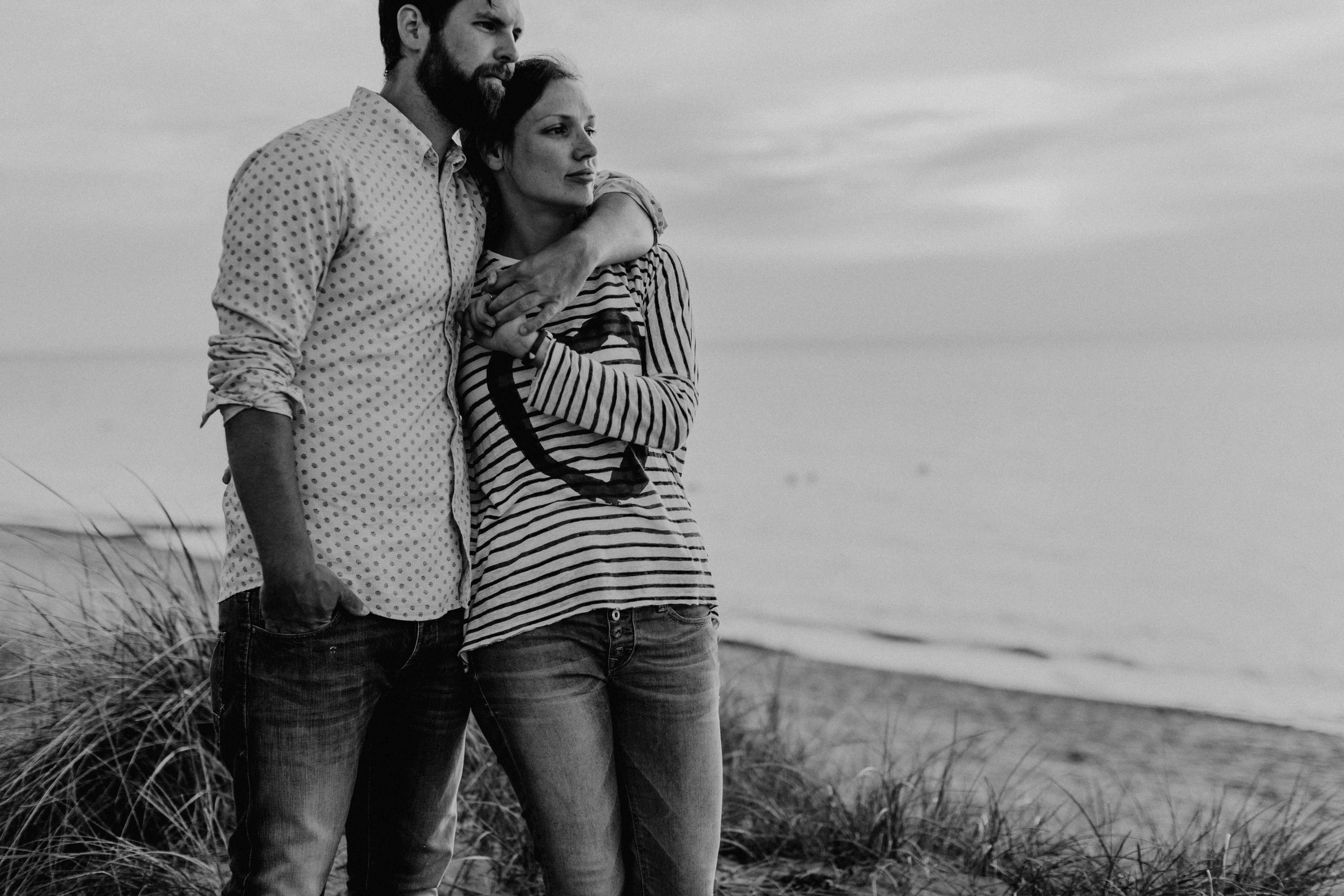 Couple Shoot am Strand von Torfbrücke bei Graal-Müritz. Aufgenommen von den Hochzeitsfotografen Tom und Lia aus Rostock.