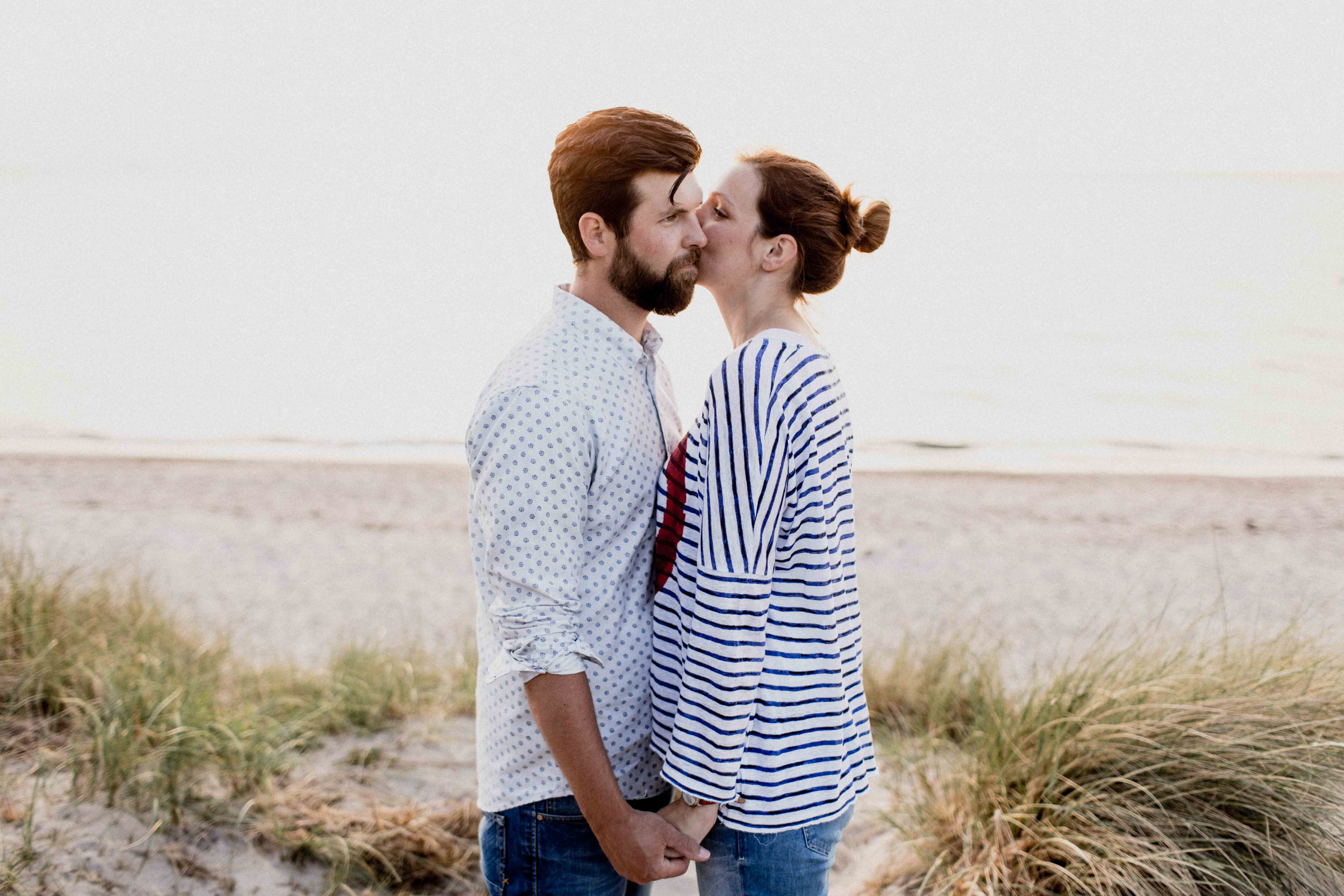 Couple Shoot am Strand von Torfbrücke bei Graal-Müritz. Aufgenommen von den Hochzeitsfotografen Tom und Lia aus Rostock.