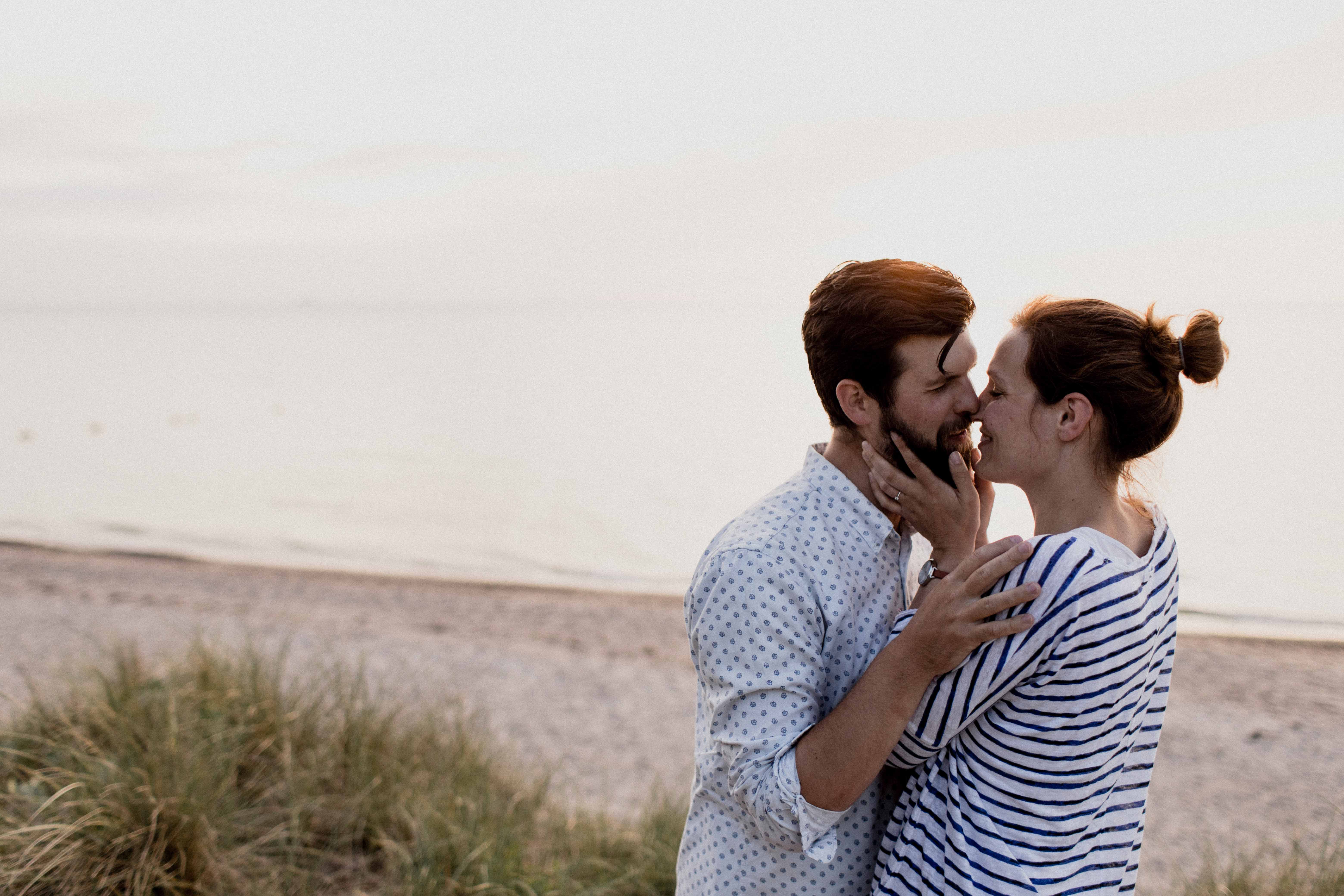 Couple Shoot am Strand von Torfbrücke bei Graal-Müritz. Aufgenommen von den Hochzeitsfotografen Tom und Lia aus Rostock.