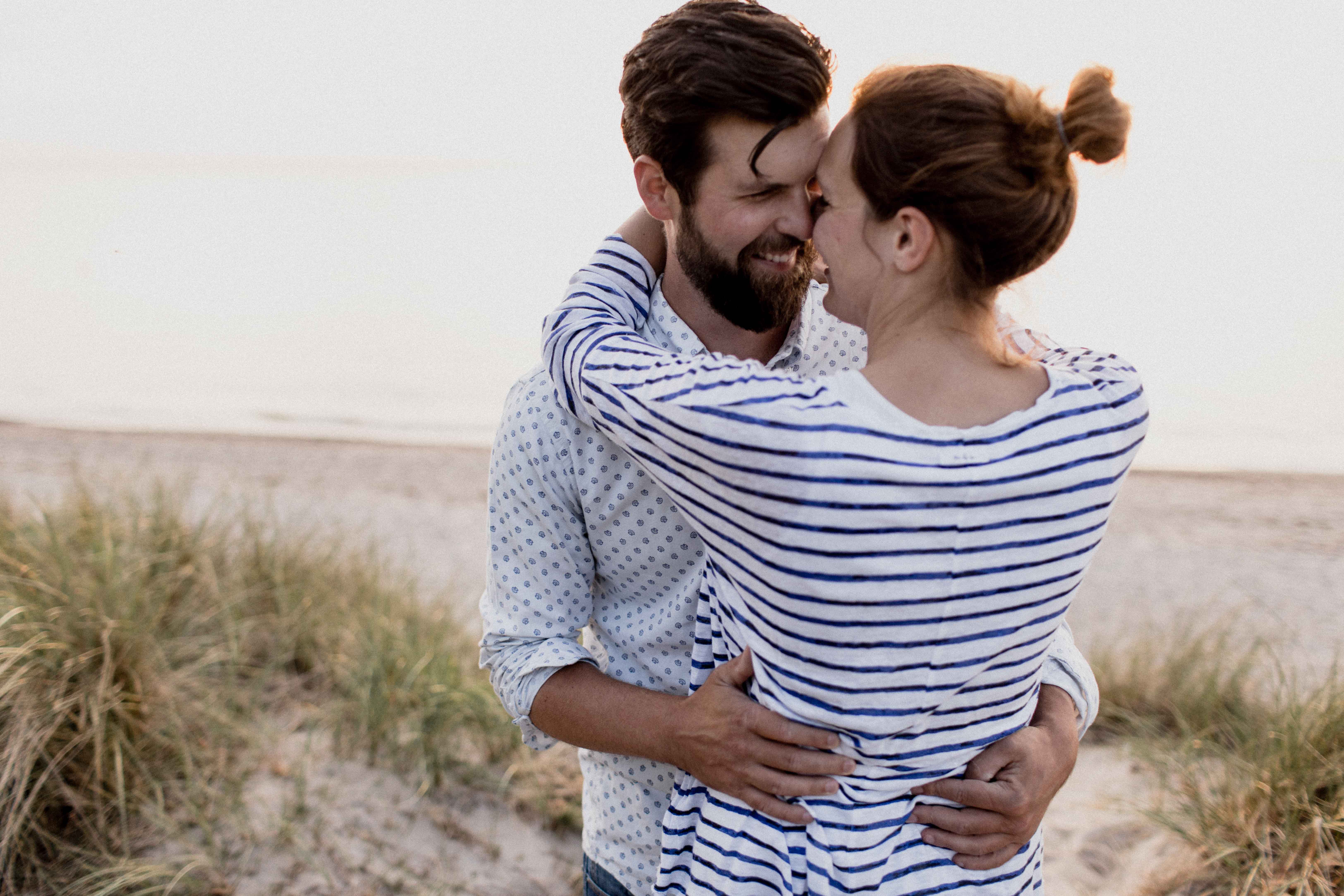 Couple Shoot am Strand von Torfbrücke bei Graal-Müritz. Aufgenommen von den Hochzeitsfotografen Tom und Lia aus Rostock.