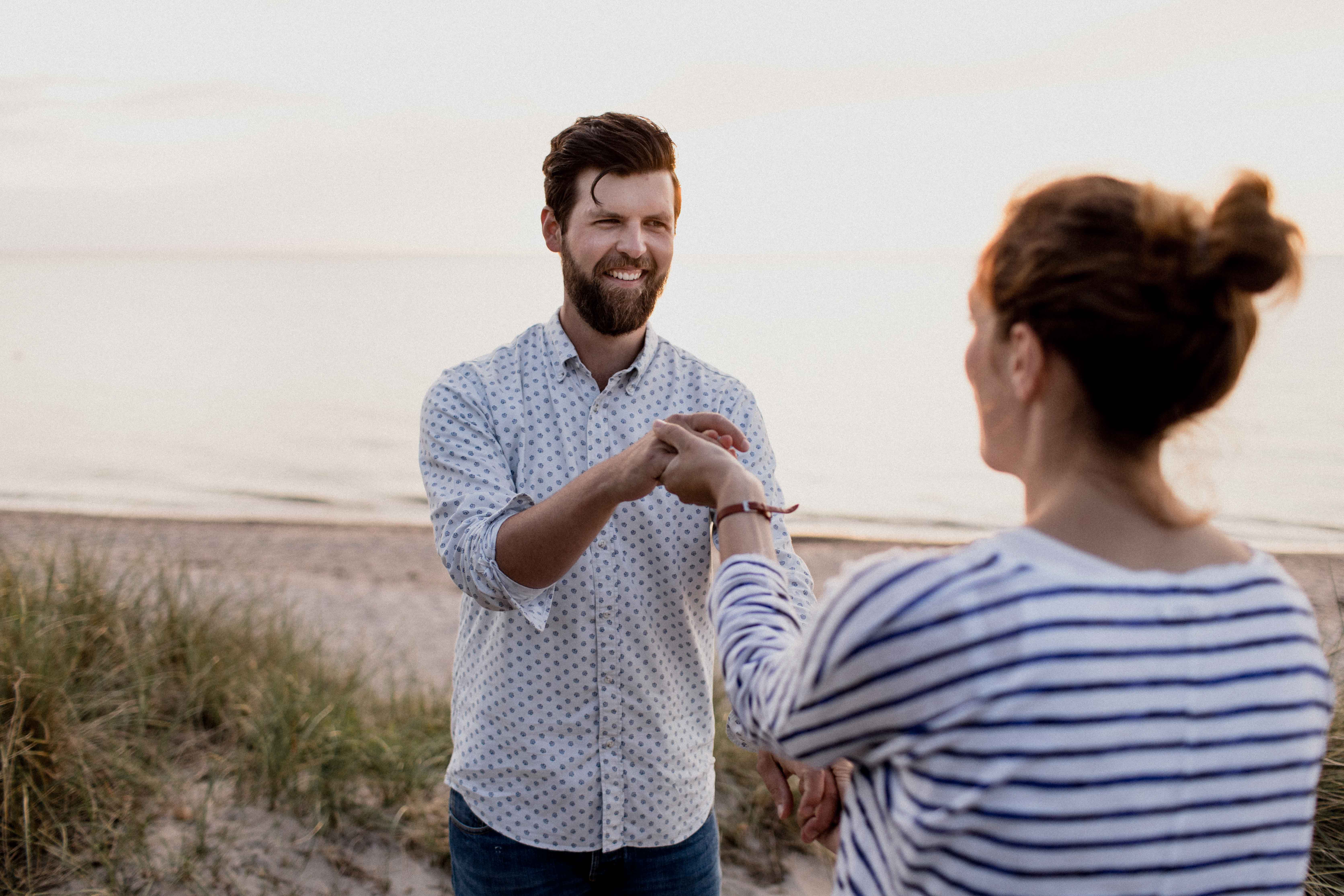 Couple Shoot am Strand von Torfbrücke bei Graal-Müritz. Aufgenommen von den Hochzeitsfotografen Tom und Lia aus Rostock.