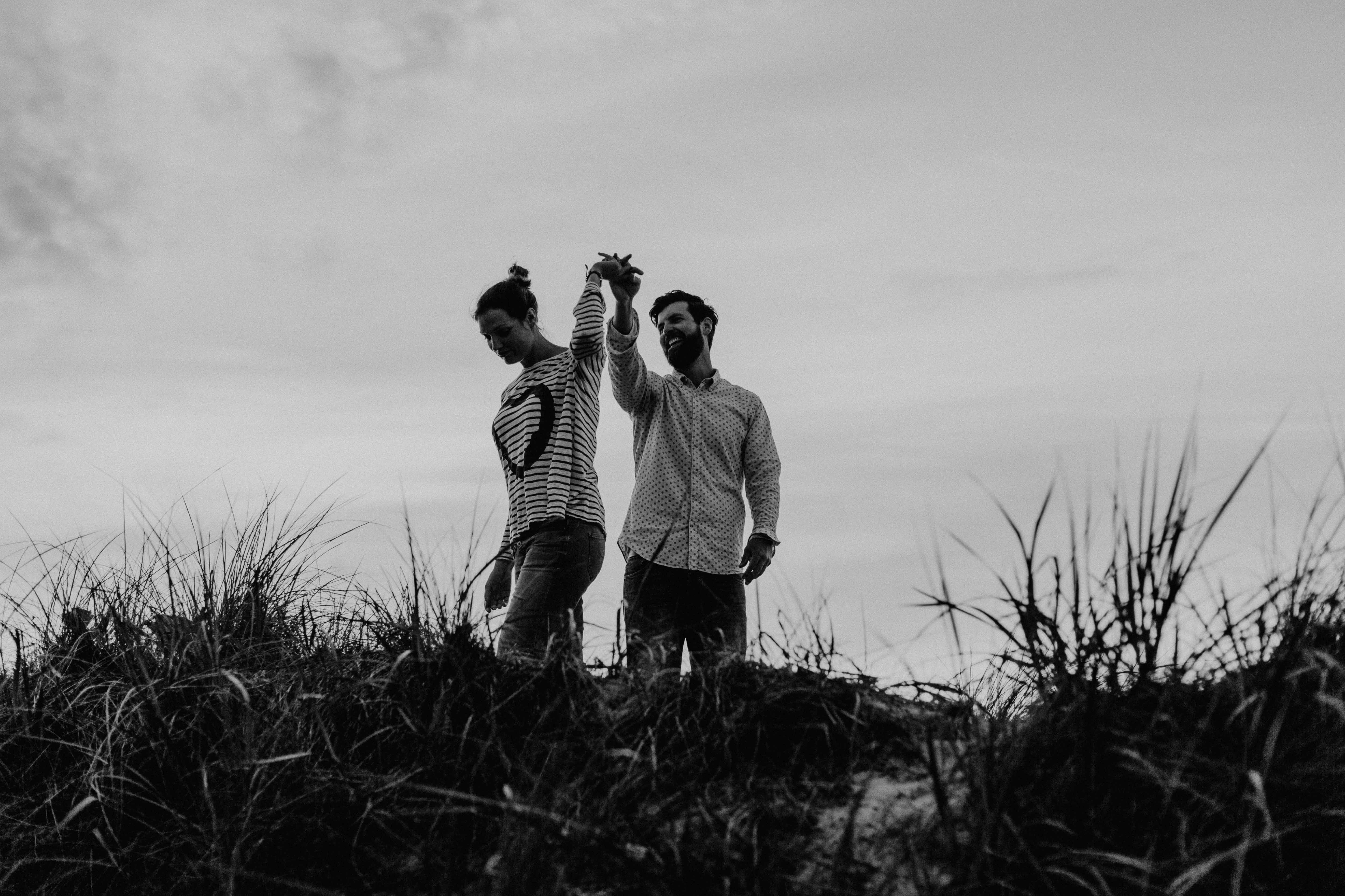 Couple Shoot am Strand von Torfbrücke bei Graal-Müritz. Aufgenommen von den Hochzeitsfotografen Tom und Lia aus Rostock.