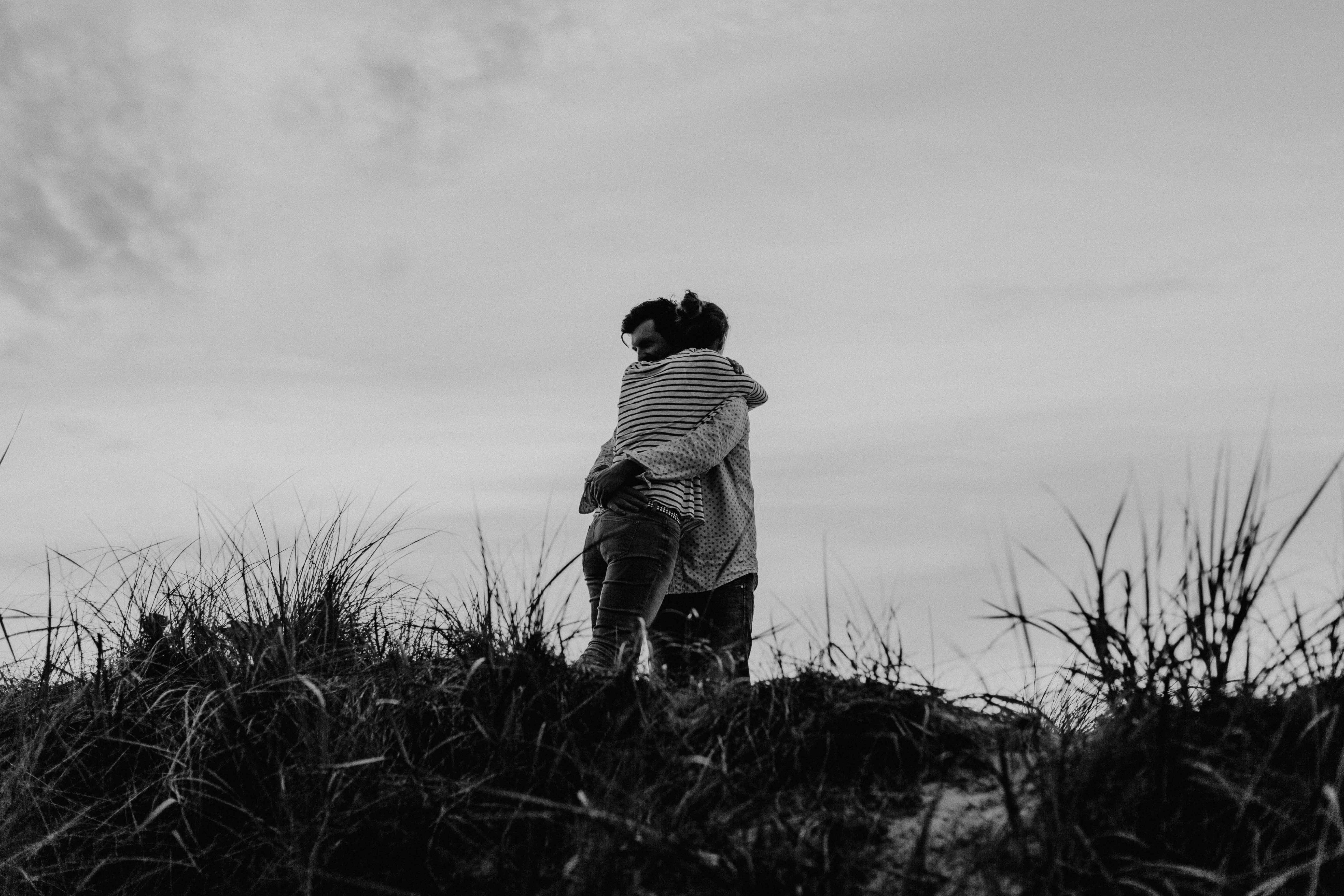 Couple Shoot am Strand von Torfbrücke bei Graal-Müritz. Aufgenommen von den Hochzeitsfotografen Tom und Lia aus Rostock.