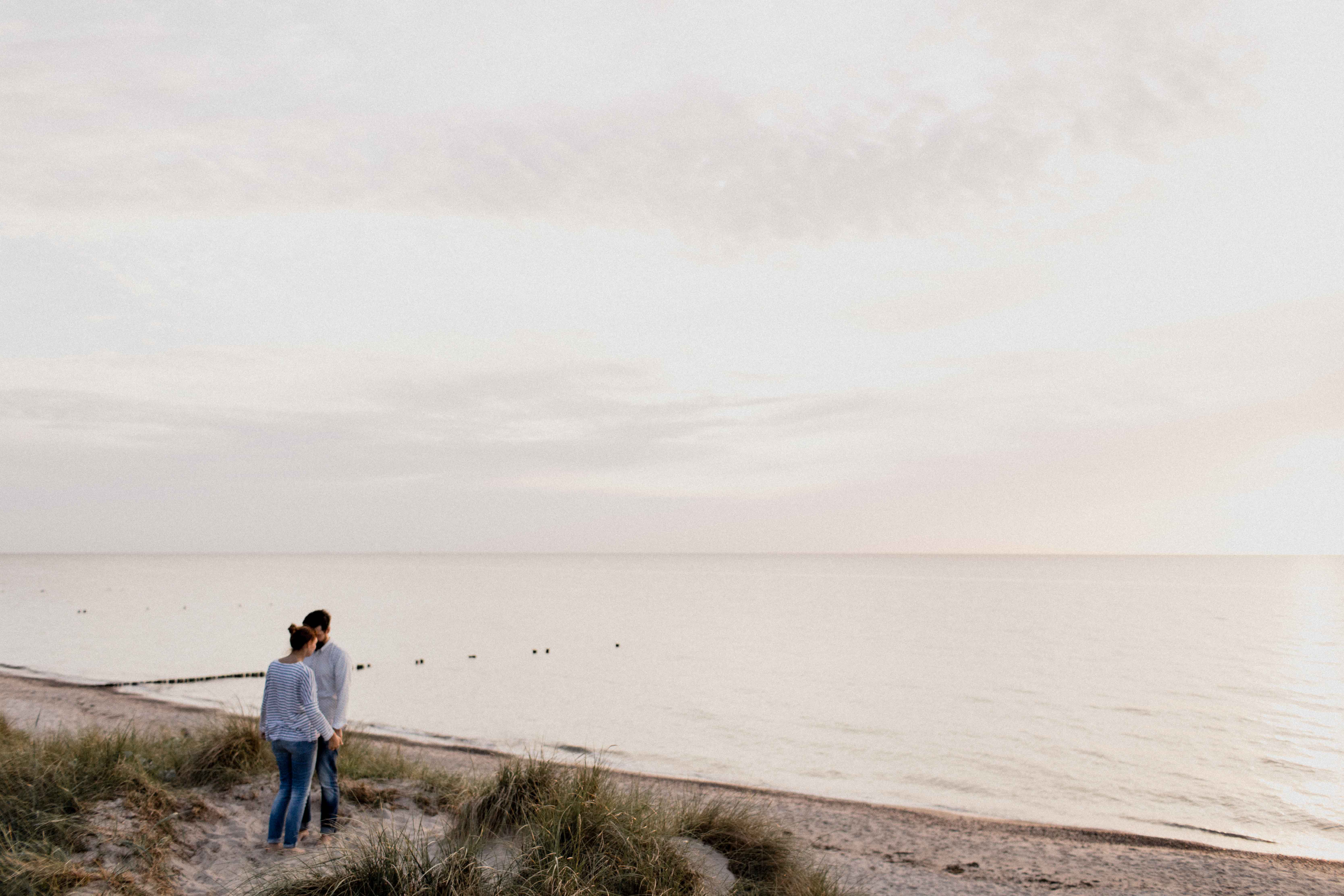 Couple Shoot am Strand von Torfbrücke bei Graal-Müritz. Aufgenommen von den Hochzeitsfotografen Tom und Lia aus Rostock.