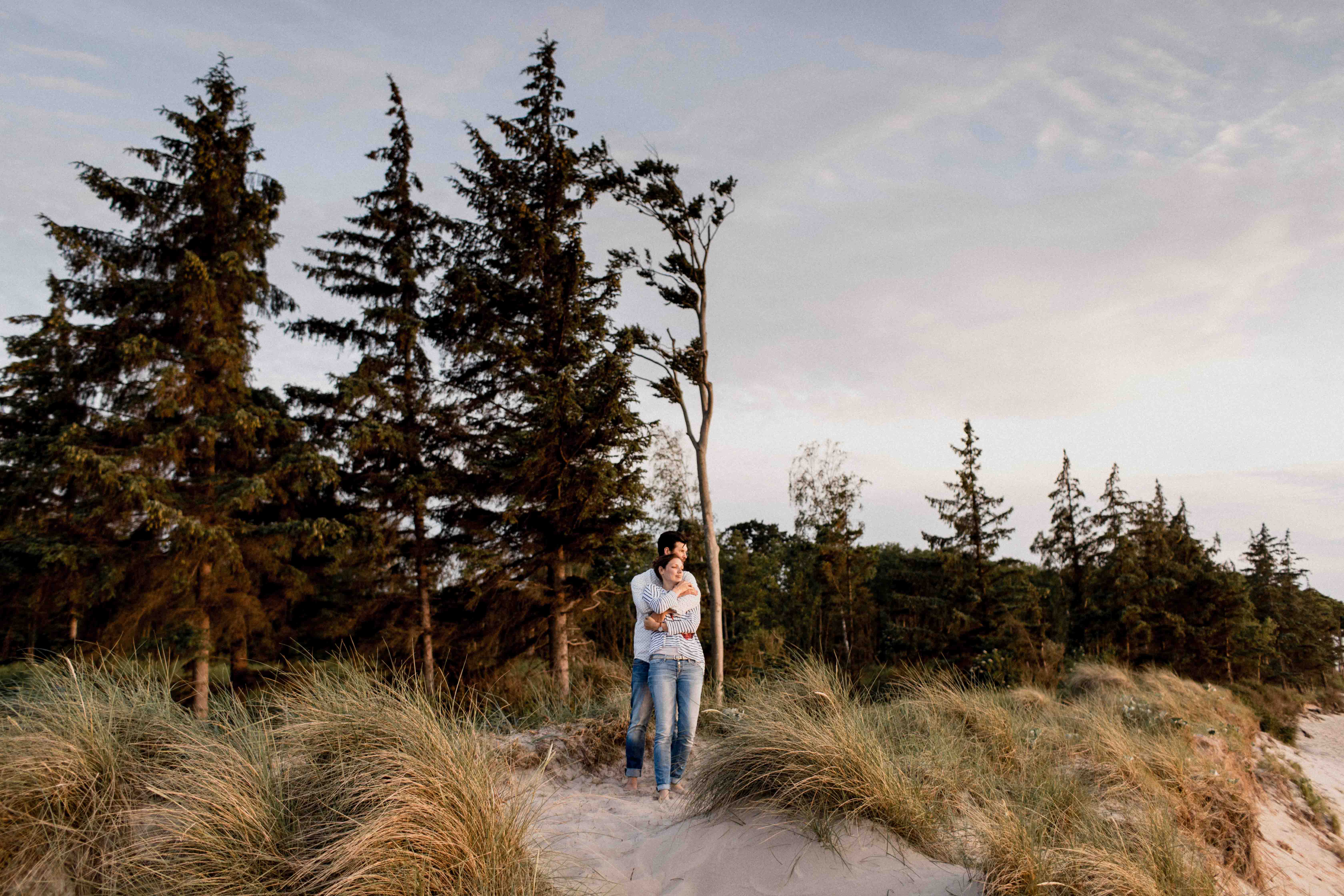 Couple Shoot am Strand von Torfbrücke bei Graal-Müritz. Aufgenommen von den Hochzeitsfotografen Tom und Lia aus Rostock.