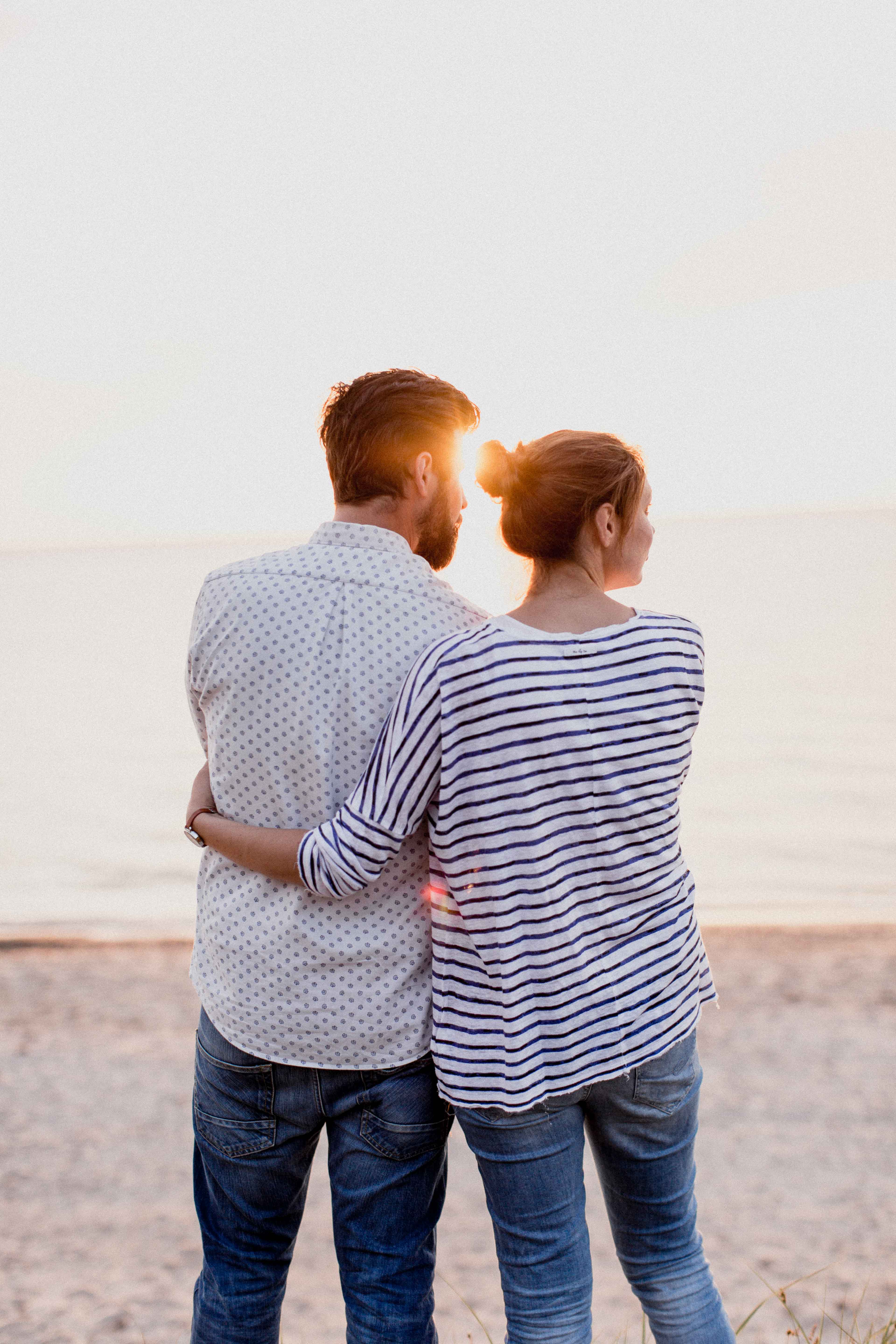 Couple Shoot am Strand von Torfbrücke bei Graal-Müritz. Aufgenommen von den Hochzeitsfotografen Tom und Lia aus Rostock.