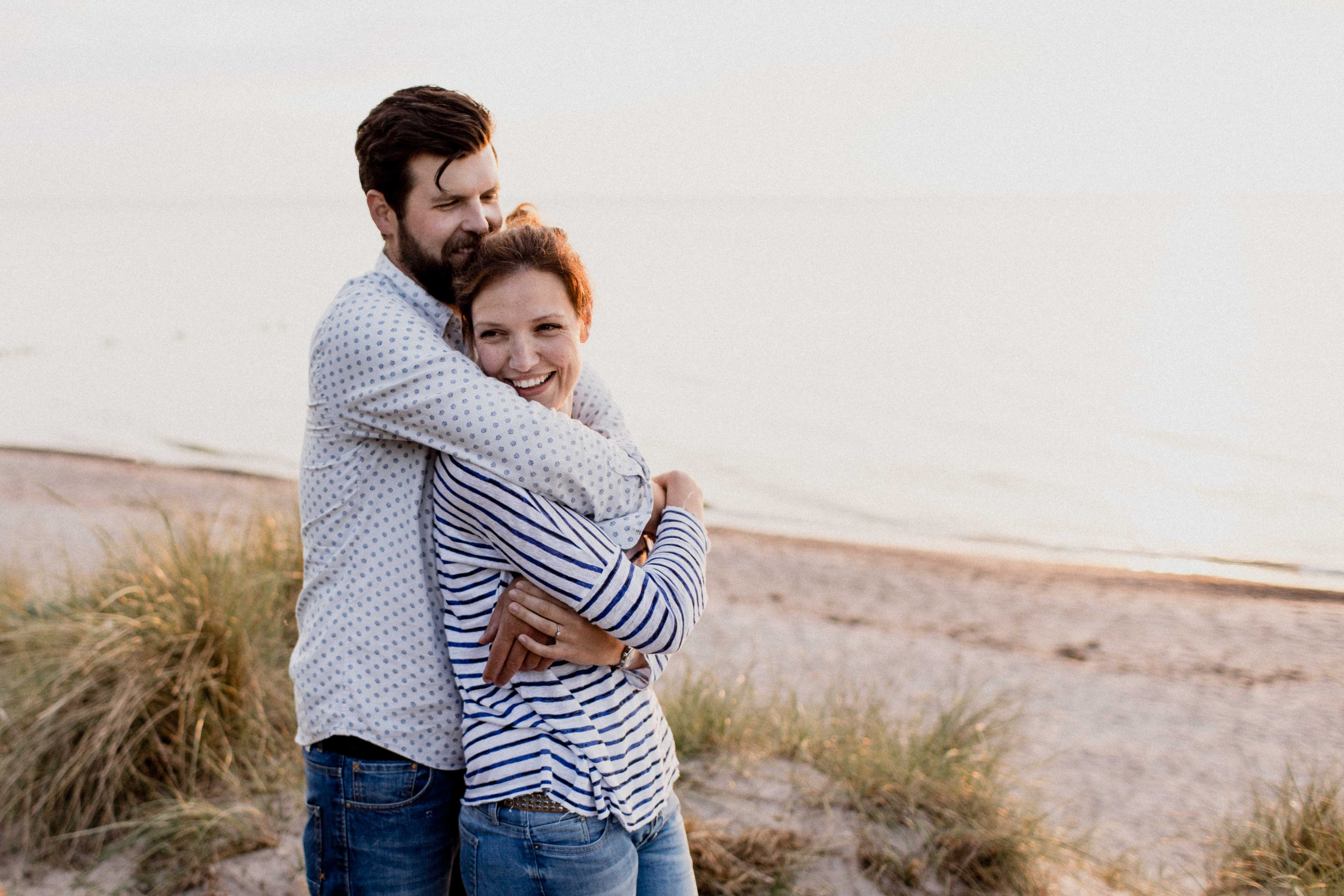 Couple Shoot am Strand von Torfbrücke bei Graal-Müritz. Aufgenommen von den Hochzeitsfotografen Tom und Lia aus Rostock.