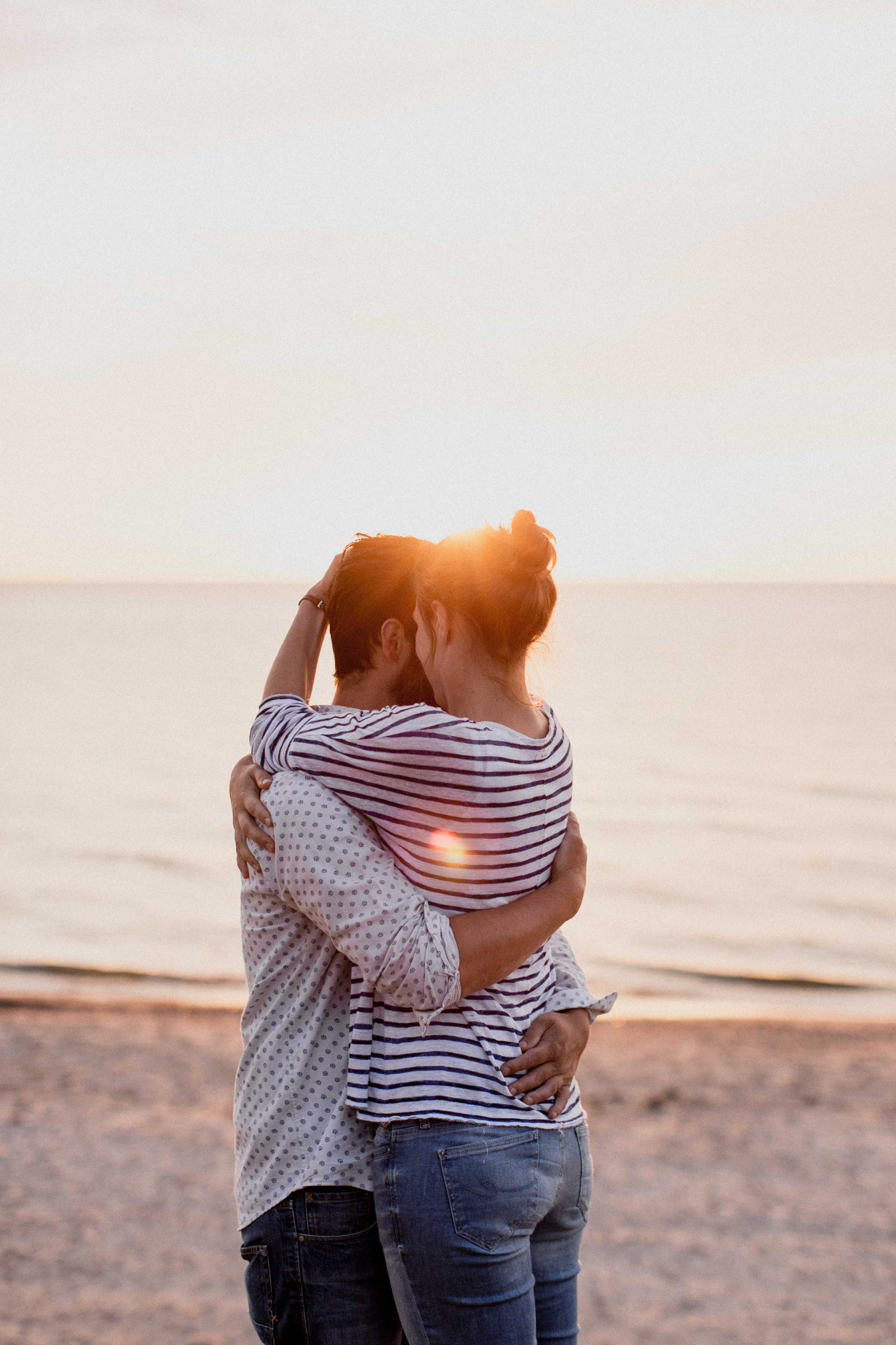 Couple Shoot am Strand von Torfbrücke bei Graal-Müritz. Aufgenommen von den Hochzeitsfotografen Tom und Lia aus Rostock.