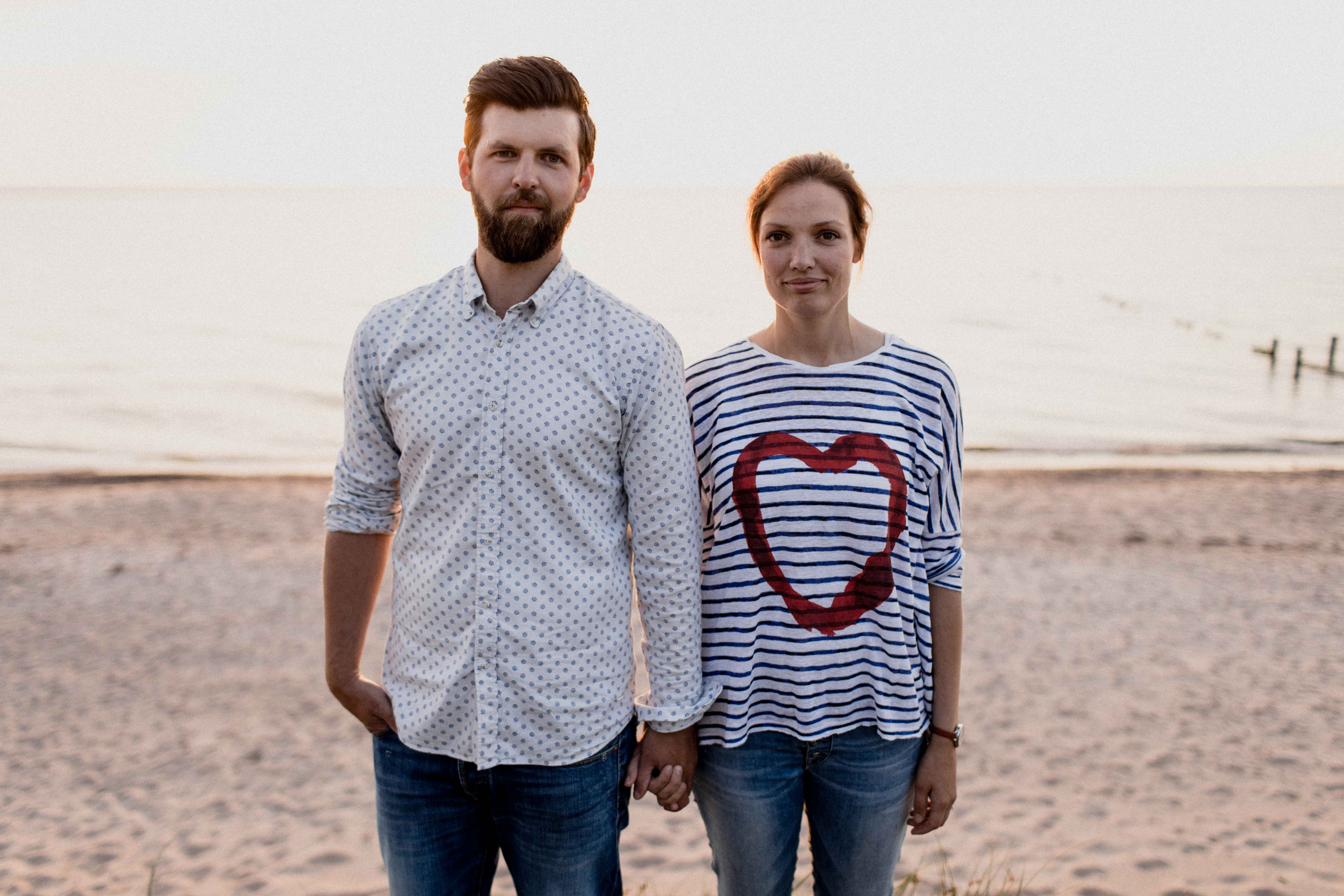 Couple Shoot am Strand von Torfbrücke bei Graal-Müritz. Aufgenommen von den Hochzeitsfotografen Tom und Lia aus Rostock.