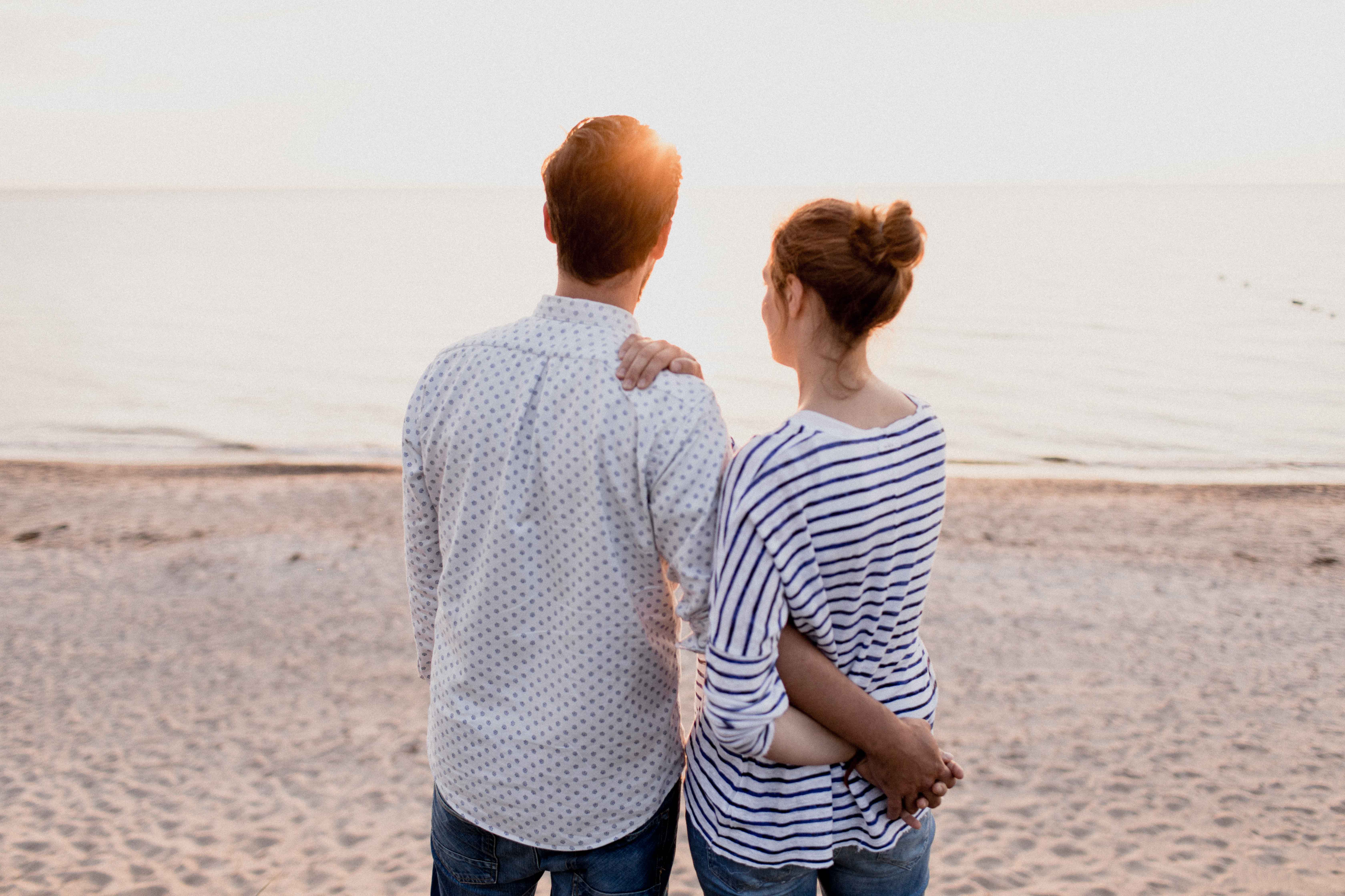 Couple Shoot am Strand von Torfbrücke bei Graal-Müritz. Aufgenommen von den Hochzeitsfotografen Tom und Lia aus Rostock.