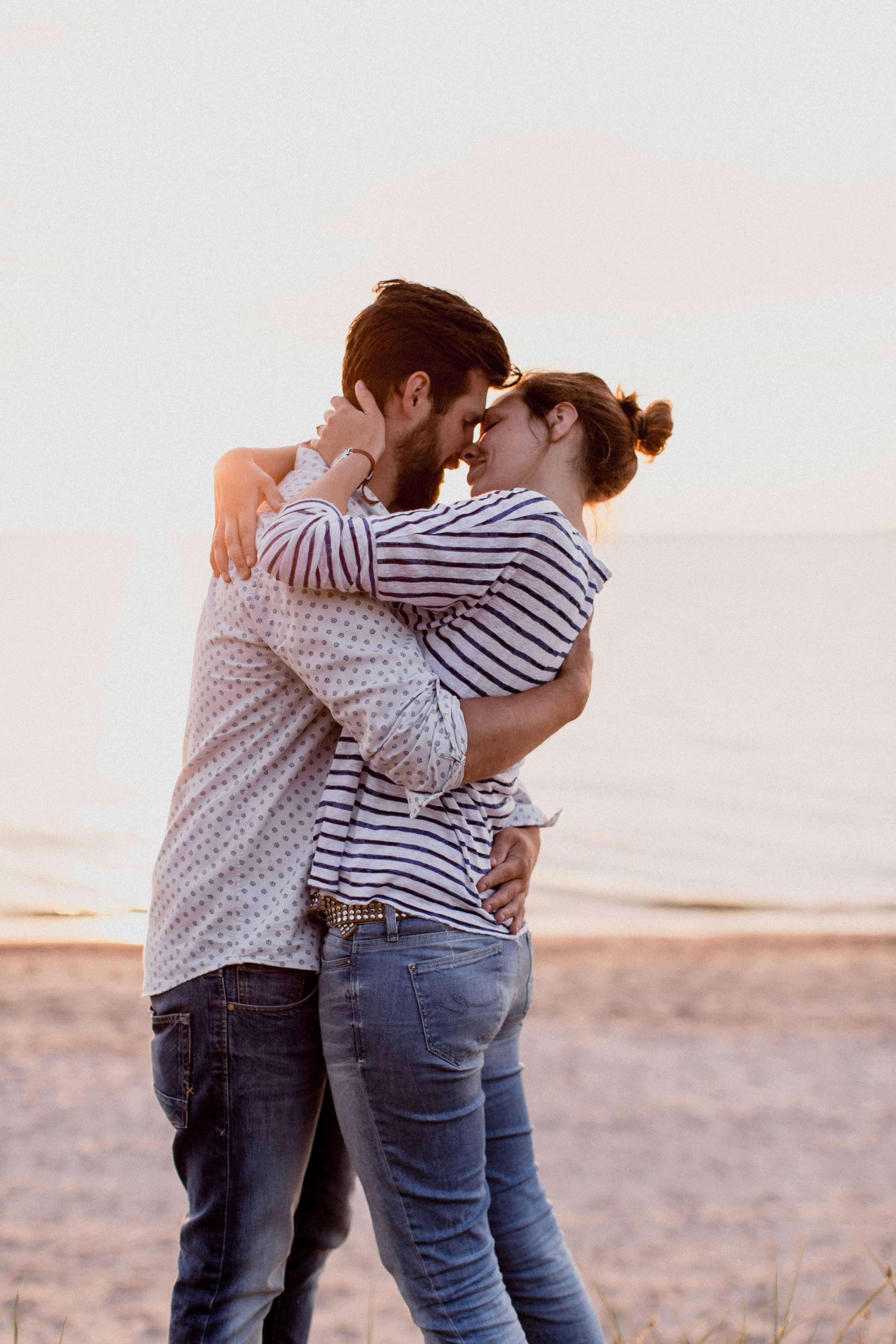 Couple Shoot am Strand von Torfbrücke bei Graal-Müritz. Aufgenommen von den Hochzeitsfotografen Tom und Lia aus Rostock.