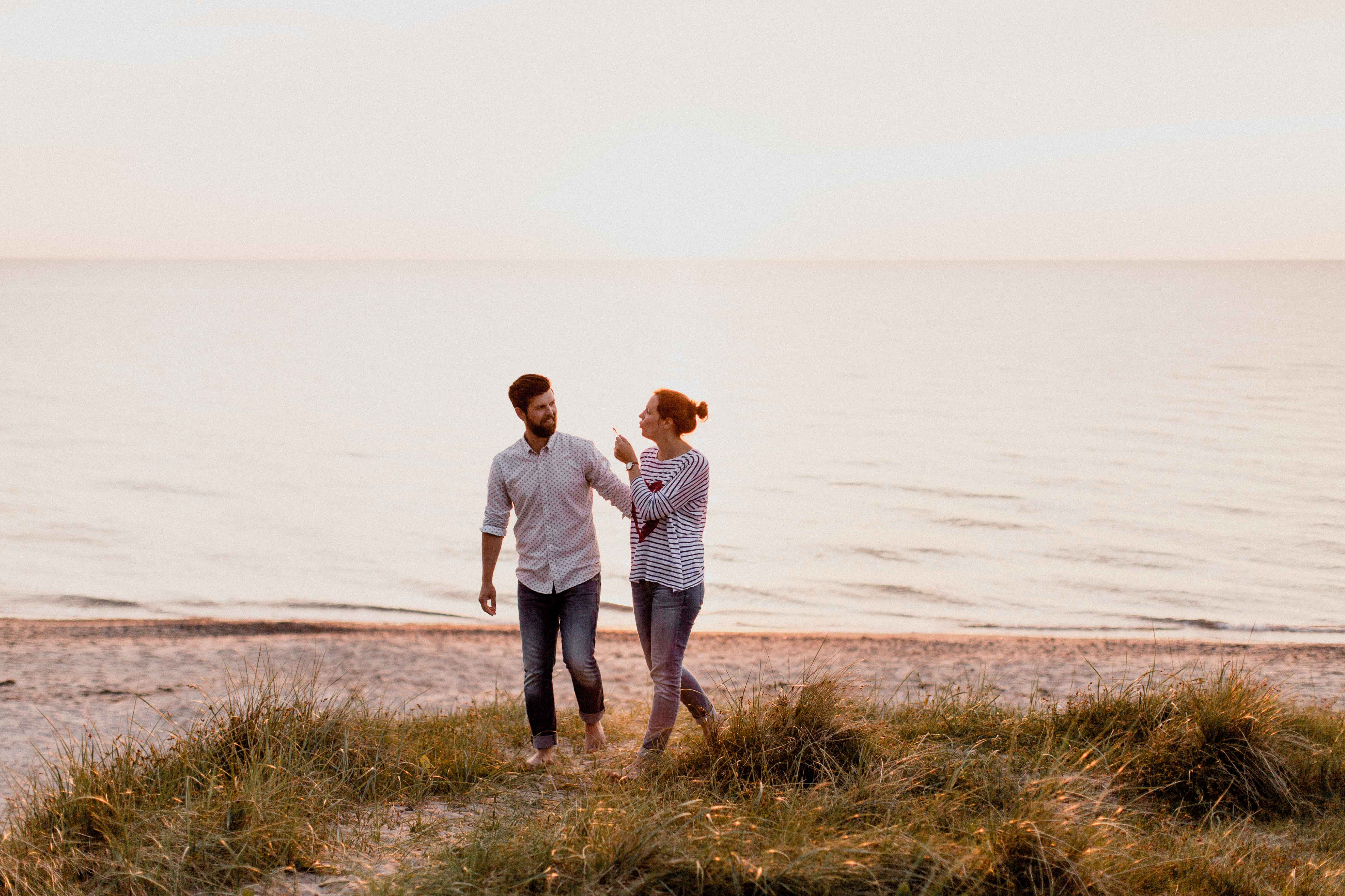 Couple Shoot am Strand von Torfbrücke bei Graal-Müritz. Aufgenommen von den Hochzeitsfotografen Tom und Lia aus Rostock.