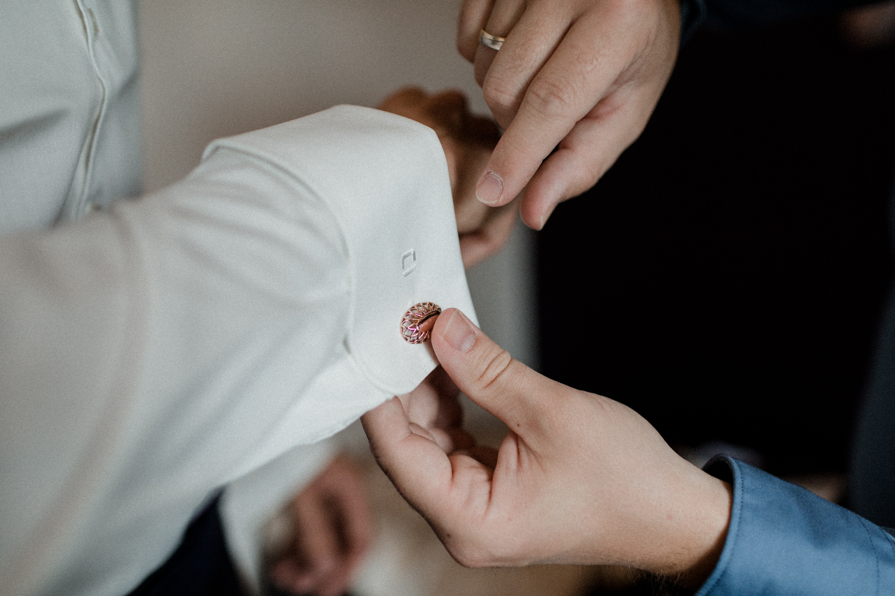 Hochzeitsfoto einer deutsch-russischen Hochzeit auf Schloss Kittendorf. Aufgenommen von den Hochzeitsfotografen Tom und Lia. Fotografen aus Rostock.