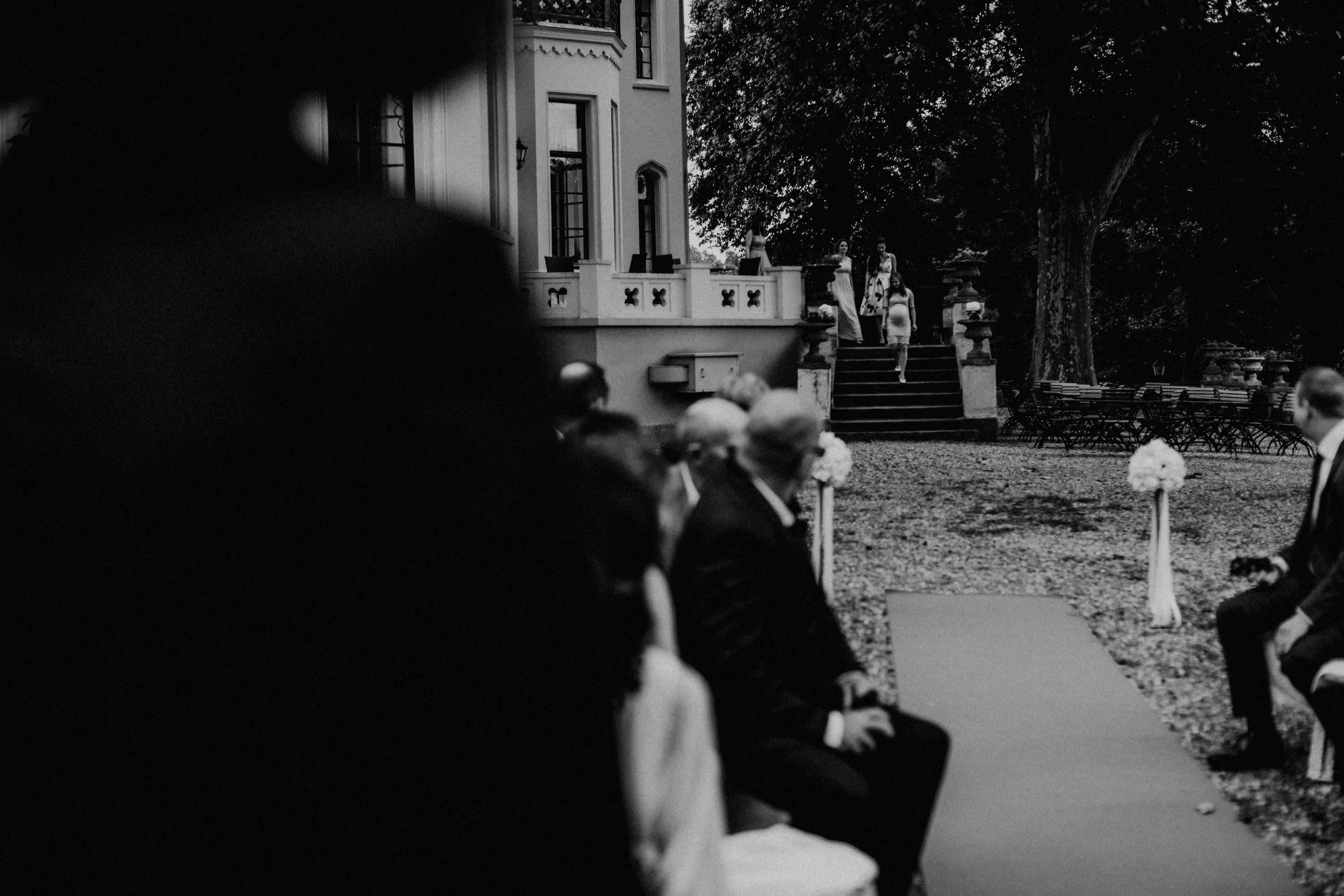 Hochzeitsfoto einer deutsch-russischen Hochzeit auf Schloss Kittendorf. Aufgenommen von den Hochzeitsfotografen Tom und Lia. Fotografen aus Rostock.