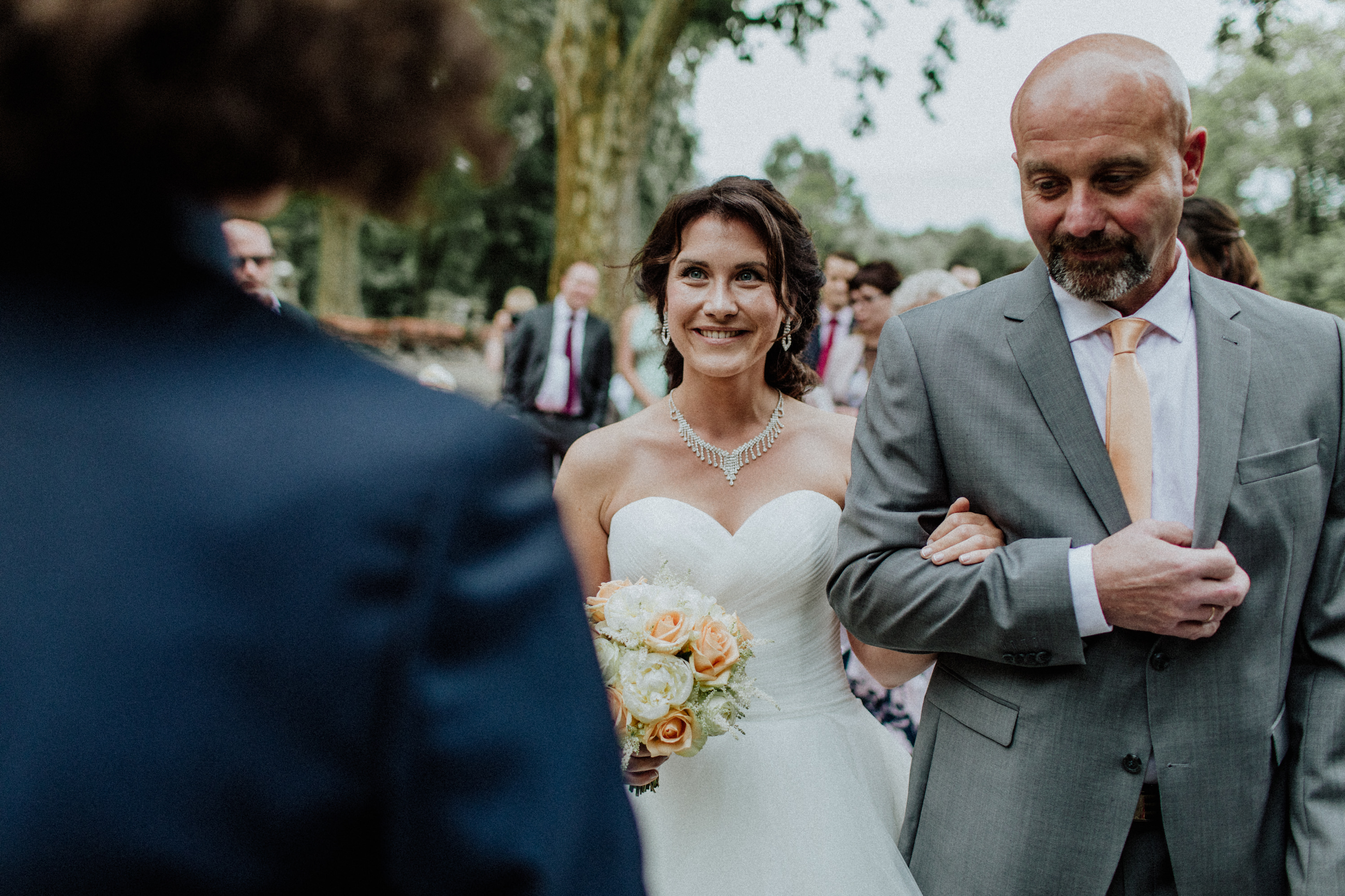 Hochzeitsfoto einer deutsch-russischen Hochzeit auf Schloss Kittendorf. Aufgenommen von den Hochzeitsfotografen Tom und Lia. Fotografen aus Rostock.