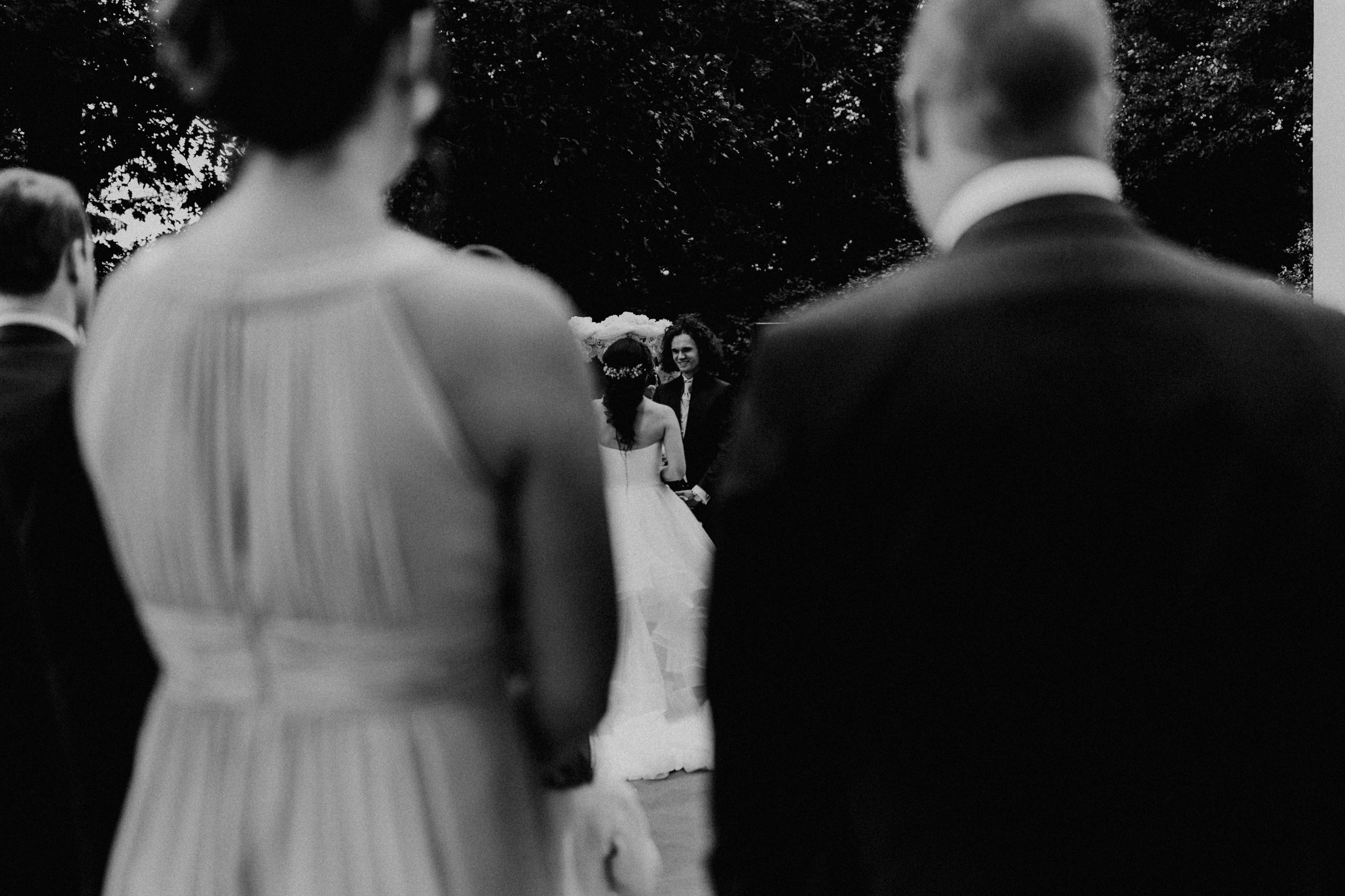 Hochzeitsfoto einer deutsch-russischen Hochzeit auf Schloss Kittendorf. Aufgenommen von den Hochzeitsfotografen Tom und Lia. Fotografen aus Rostock.