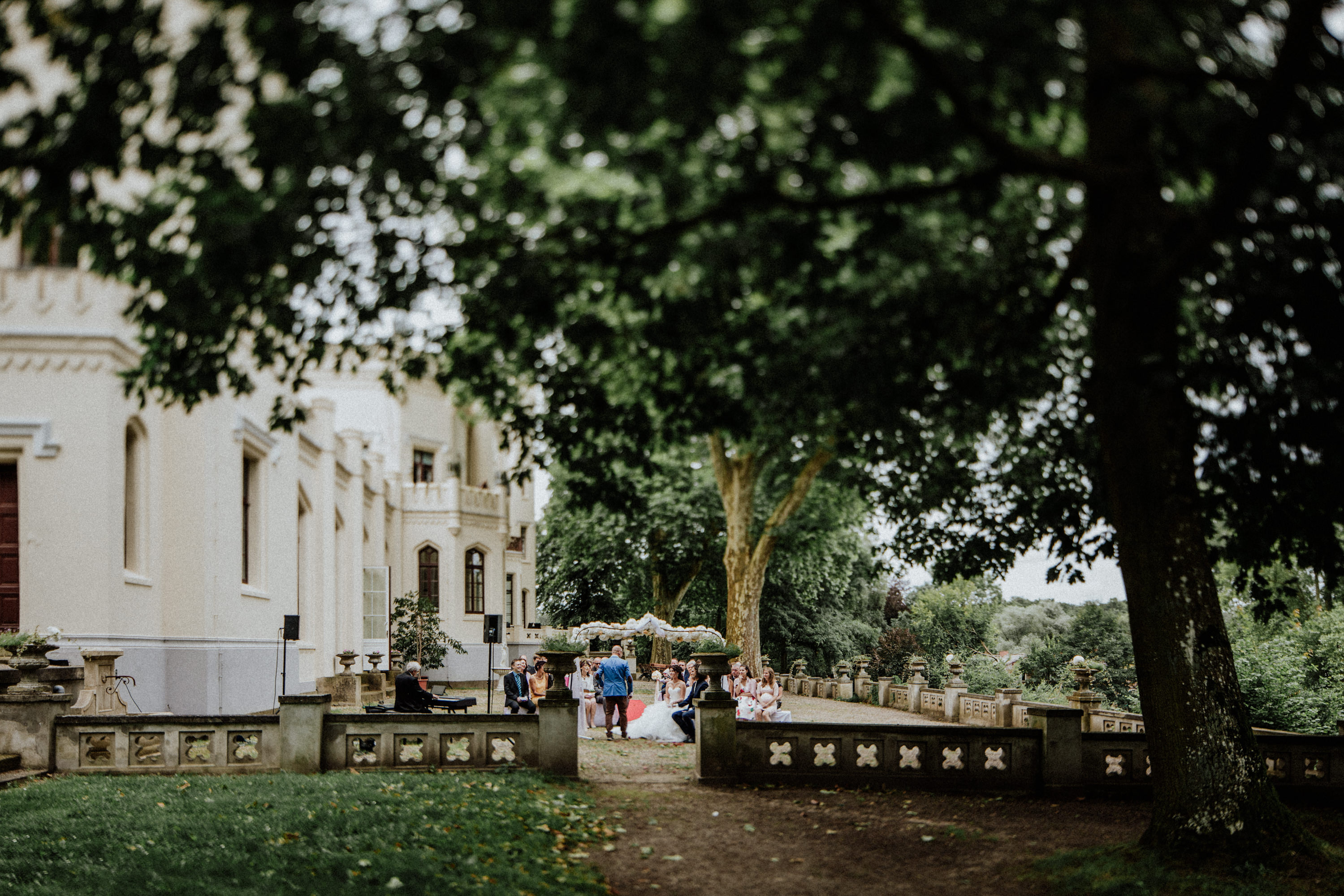 Hochzeitsfoto einer deutsch-russischen Hochzeit auf Schloss Kittendorf. Aufgenommen von den Hochzeitsfotografen Tom und Lia. Fotografen aus Rostock.