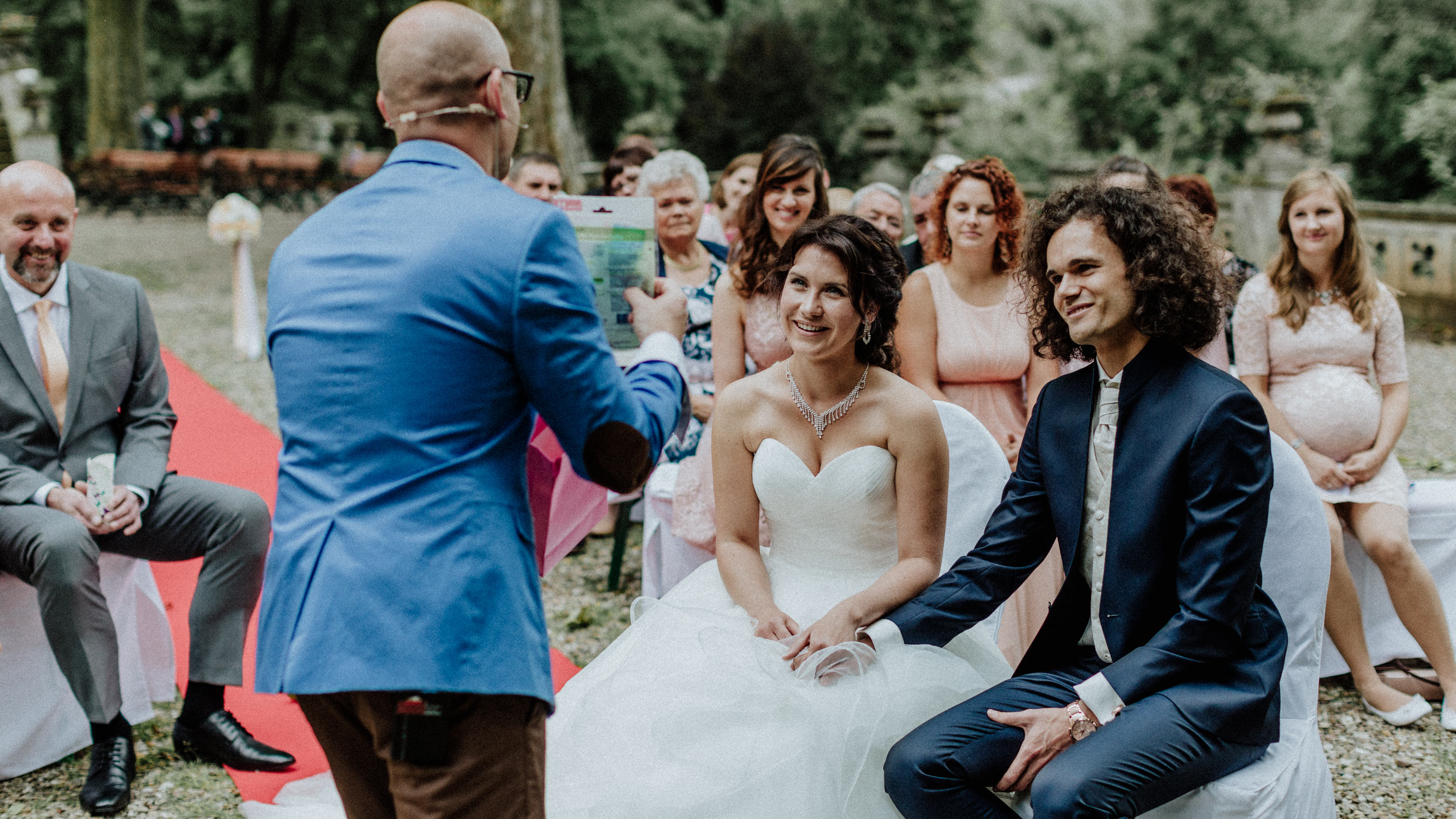 Hochzeitsfoto einer deutsch-russischen Hochzeit auf Schloss Kittendorf. Aufgenommen von den Hochzeitsfotografen Tom und Lia. Fotografen aus Rostock.