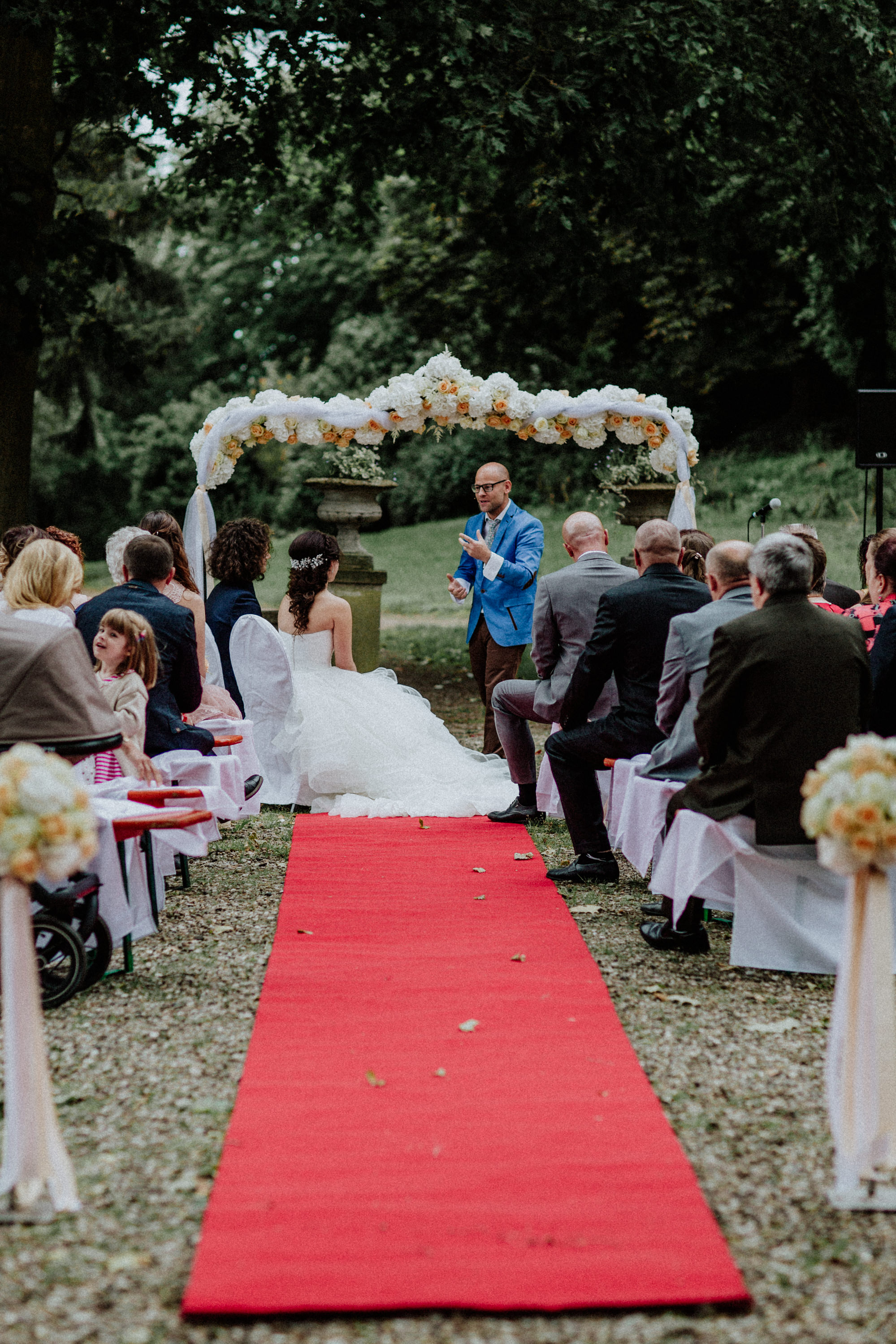 Hochzeitsfoto einer deutsch-russischen Hochzeit auf Schloss Kittendorf. Aufgenommen von den Hochzeitsfotografen Tom und Lia. Fotografen aus Rostock.