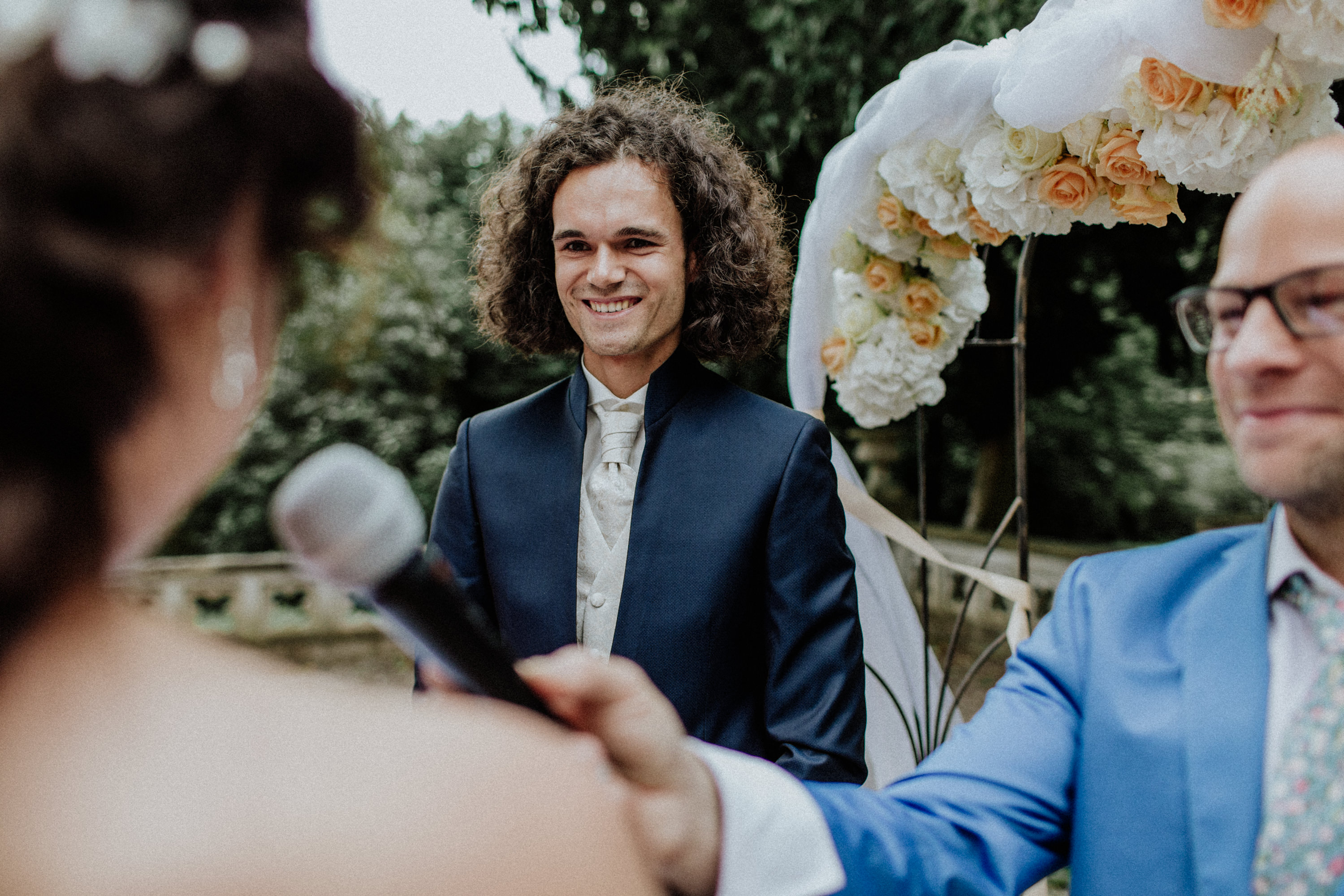 Hochzeitsfoto einer deutsch-russischen Hochzeit auf Schloss Kittendorf. Aufgenommen von den Hochzeitsfotografen Tom und Lia. Fotografen aus Rostock.