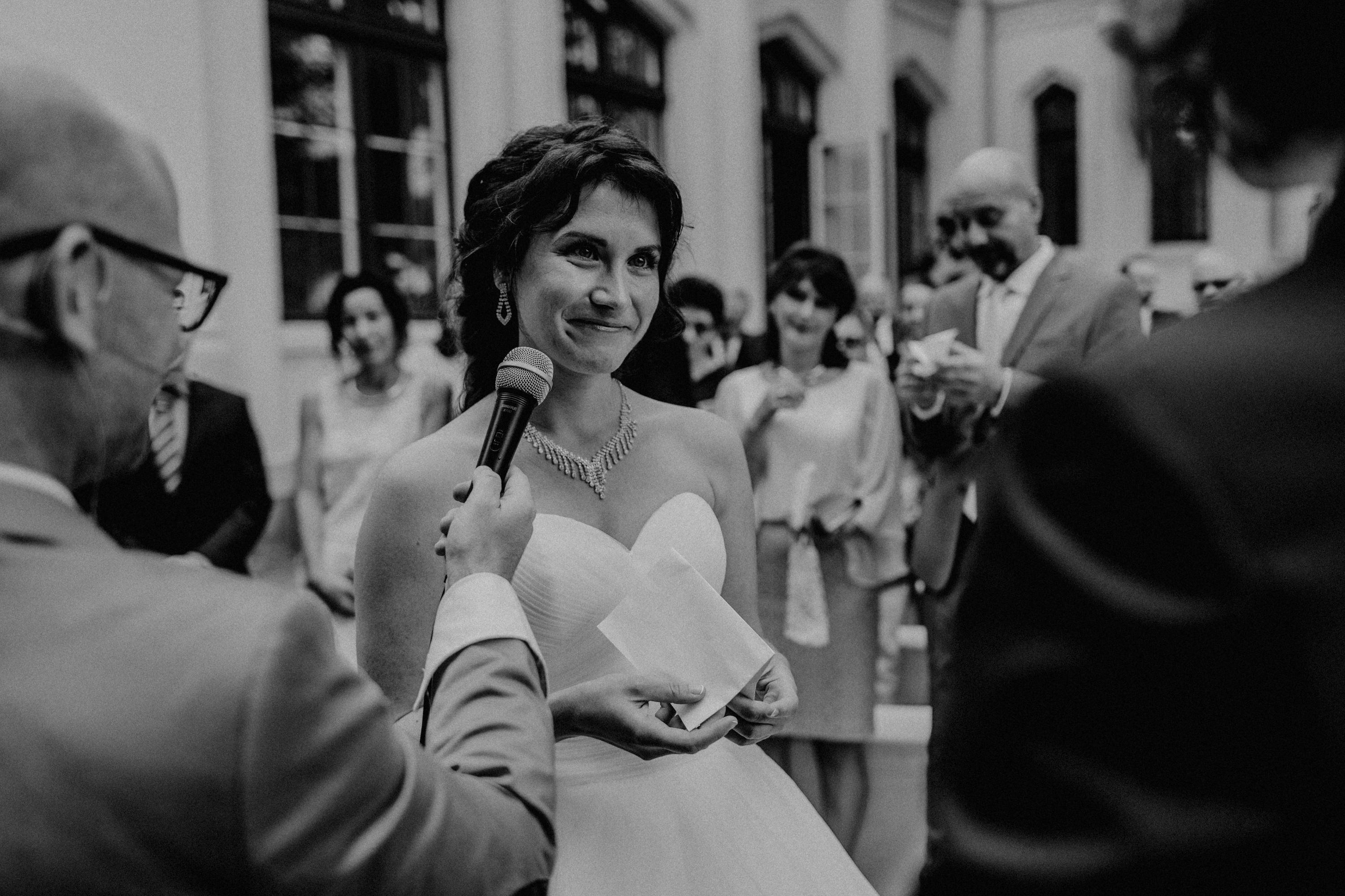 Hochzeitsfoto einer deutsch-russischen Hochzeit auf Schloss Kittendorf. Aufgenommen von den Hochzeitsfotografen Tom und Lia. Fotografen aus Rostock.