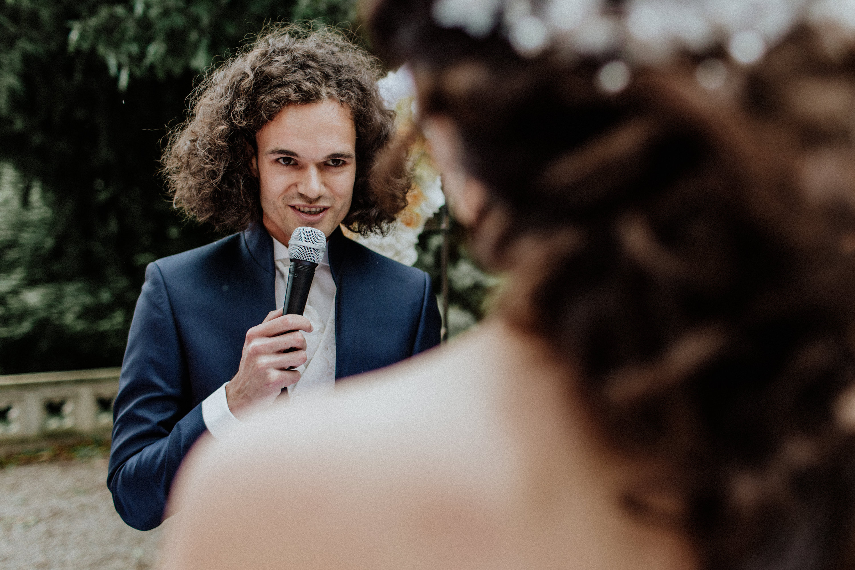 Hochzeitsfoto einer deutsch-russischen Hochzeit auf Schloss Kittendorf. Aufgenommen von den Hochzeitsfotografen Tom und Lia. Fotografen aus Rostock.