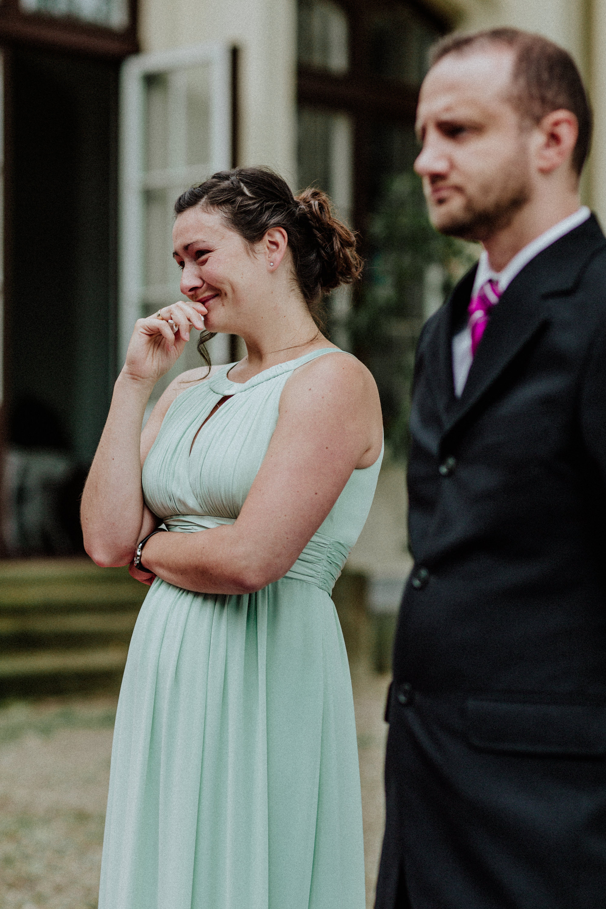 Hochzeitsfoto einer deutsch-russischen Hochzeit auf Schloss Kittendorf. Aufgenommen von den Hochzeitsfotografen Tom und Lia. Fotografen aus Rostock.