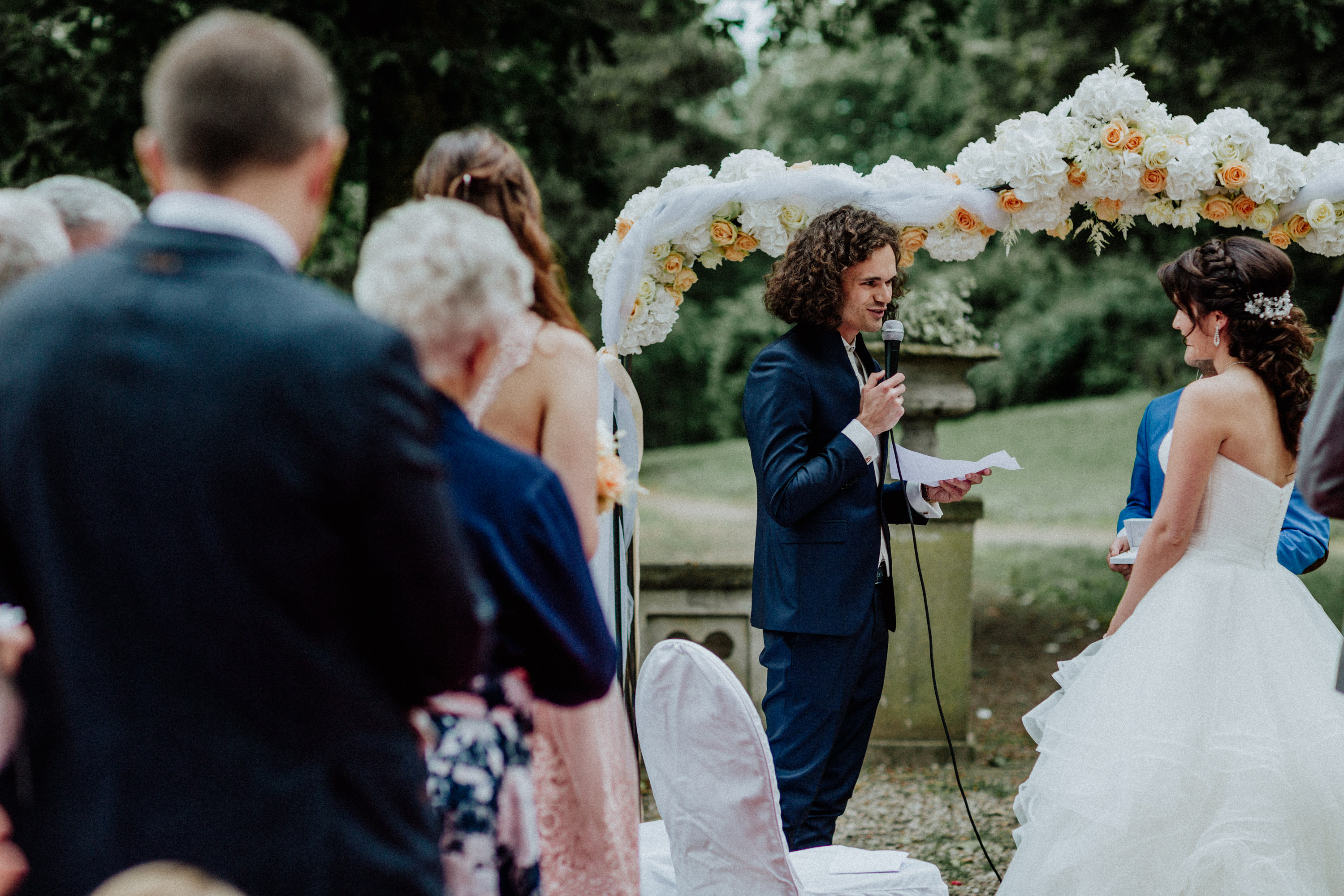 Hochzeitsfoto einer deutsch-russischen Hochzeit auf Schloss Kittendorf. Aufgenommen von den Hochzeitsfotografen Tom und Lia. Fotografen aus Rostock.