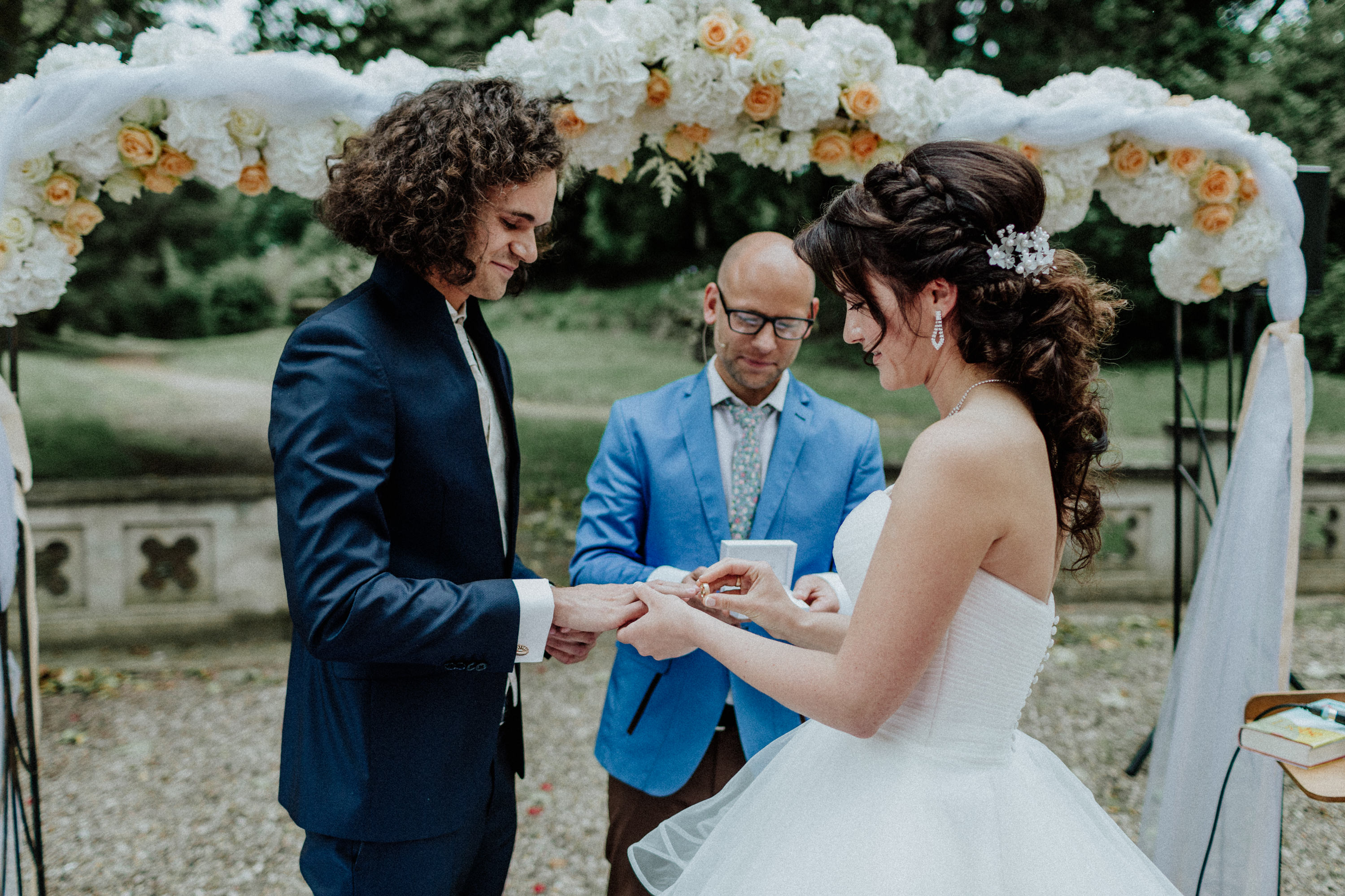 Hochzeitsfoto einer deutsch-russischen Hochzeit auf Schloss Kittendorf. Aufgenommen von den Hochzeitsfotografen Tom und Lia. Fotografen aus Rostock.