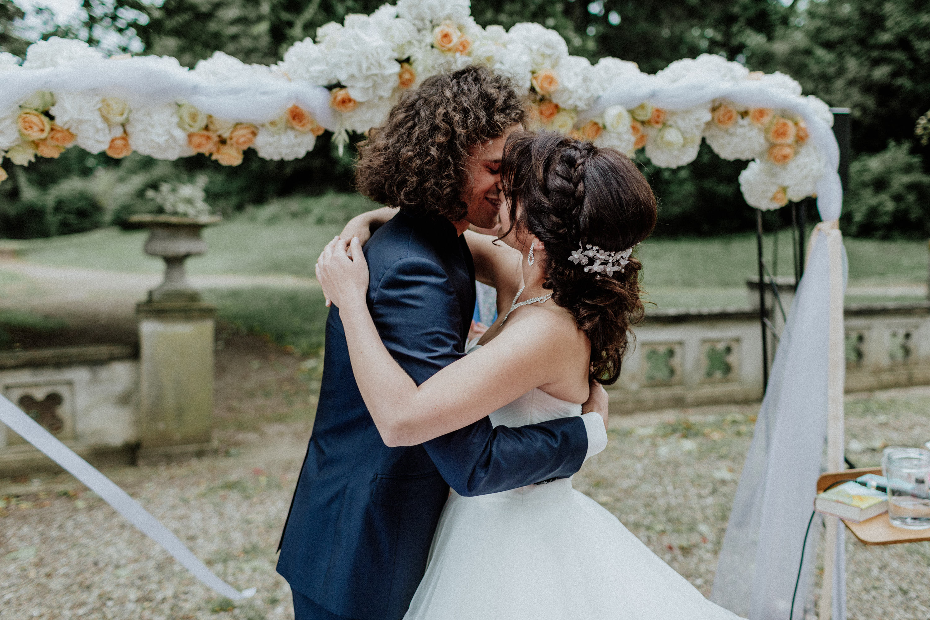 Hochzeitsfoto einer deutsch-russischen Hochzeit auf Schloss Kittendorf. Aufgenommen von den Hochzeitsfotografen Tom und Lia. Fotografen aus Rostock.