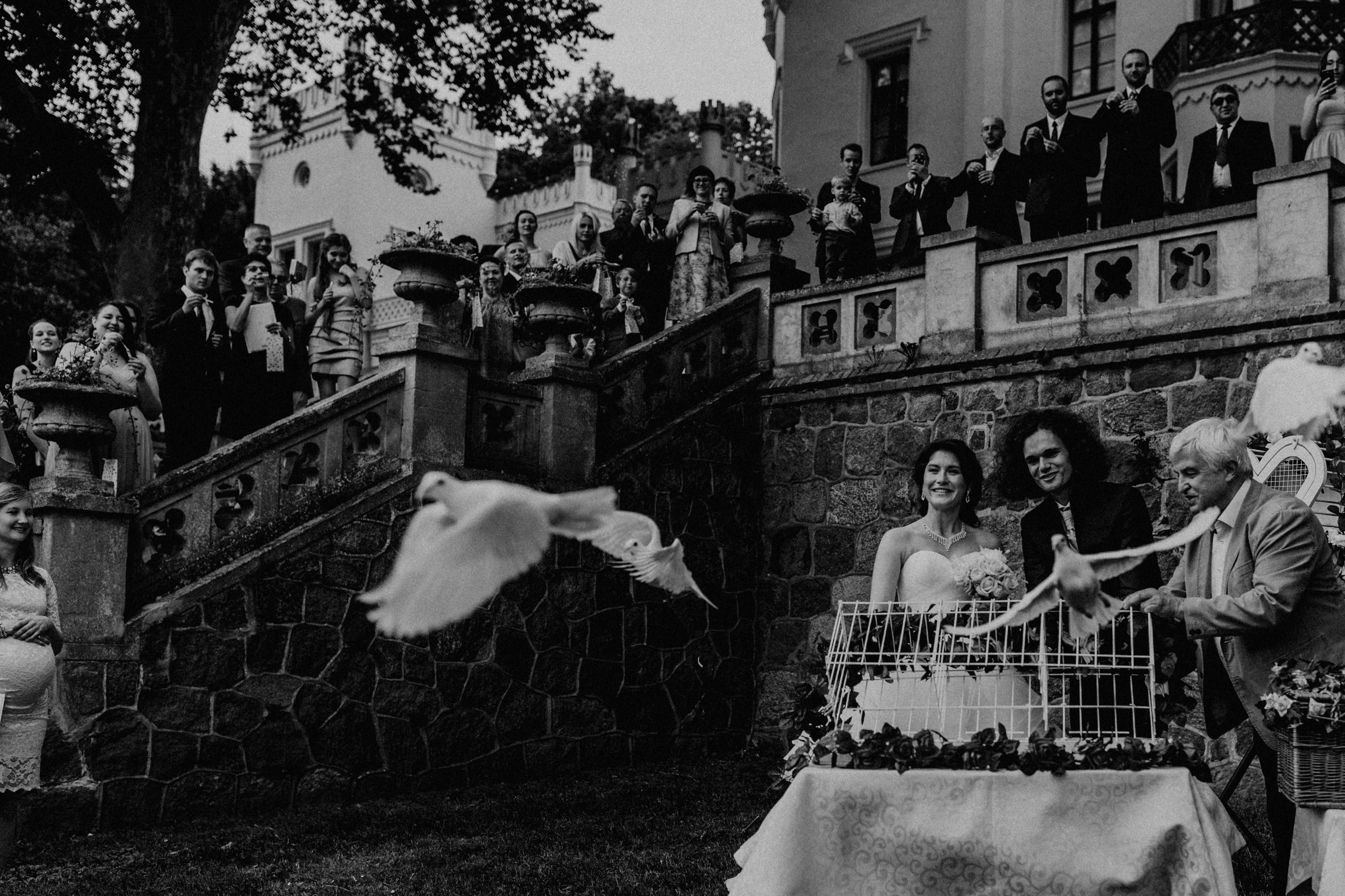 Hochzeitsfoto einer deutsch-russischen Hochzeit auf Schloss Kittendorf. Aufgenommen von den Hochzeitsfotografen Tom und Lia. Fotografen aus Rostock.