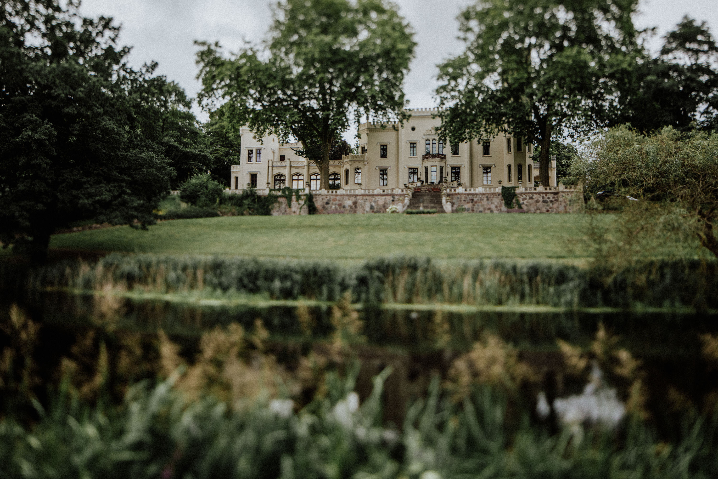 Hochzeitsfoto einer deutsch-russischen Hochzeit auf Schloss Kittendorf. Aufgenommen von den Hochzeitsfotografen Tom und Lia. Fotografen aus Rostock.