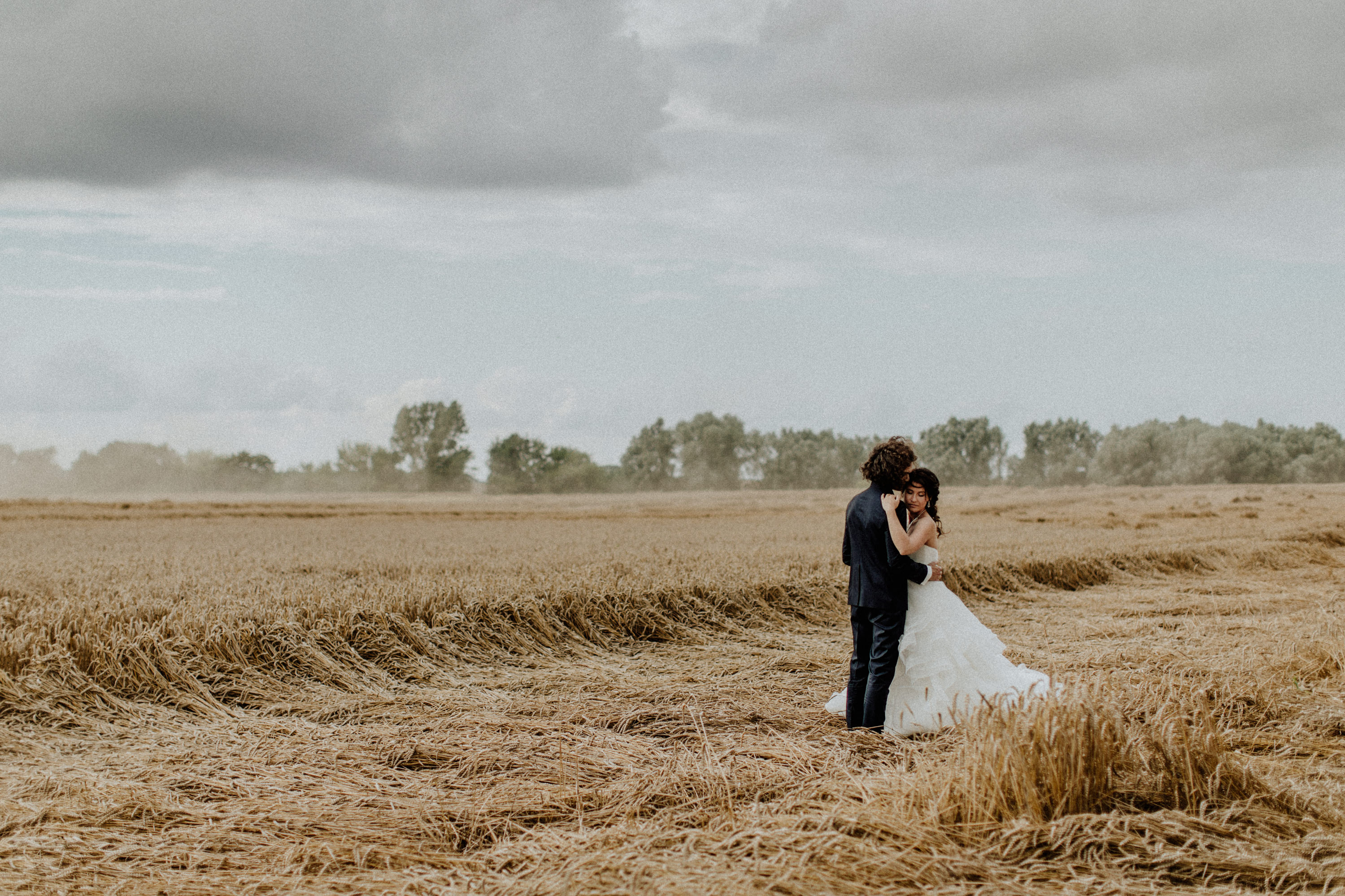 Hochzeitsfoto einer deutsch-russischen Hochzeit auf Schloss Kittendorf. Aufgenommen von den Hochzeitsfotografen Tom und Lia. Fotografen aus Rostock.