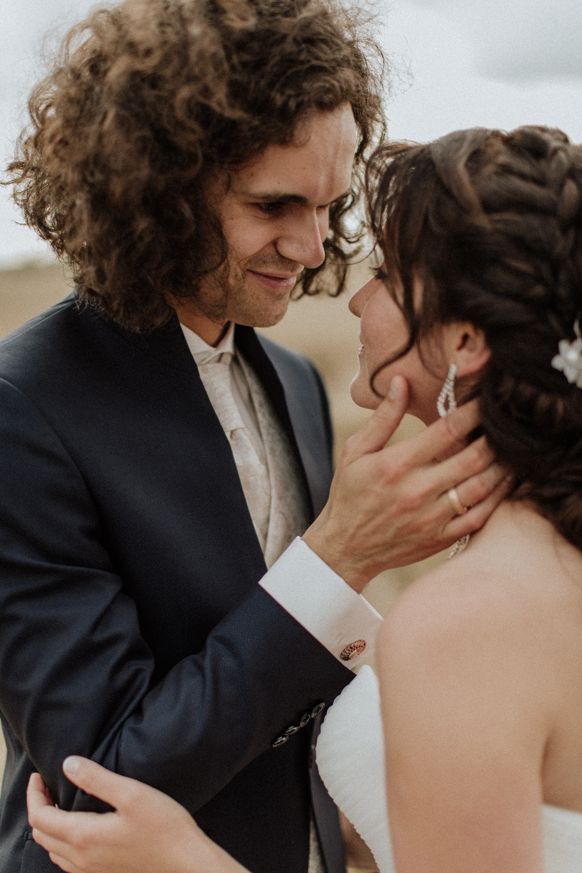 Hochzeitsfoto einer deutsch-russischen Hochzeit auf Schloss Kittendorf. Aufgenommen von den Hochzeitsfotografen Tom und Lia. Fotografen aus Rostock.