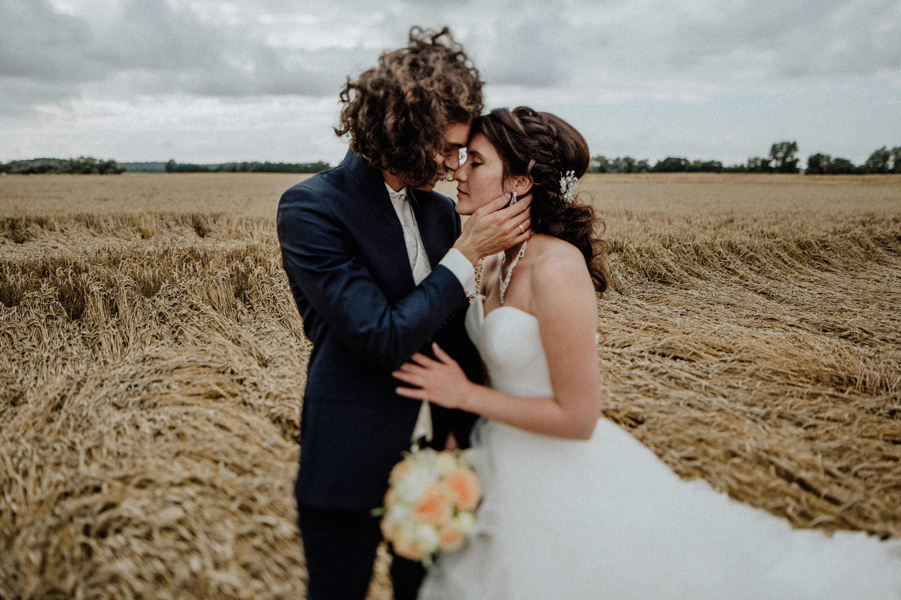 Hochzeitsfoto einer deutsch-russischen Hochzeit auf Schloss Kittendorf. Aufgenommen von den Hochzeitsfotografen Tom und Lia. Fotografen aus Rostock.