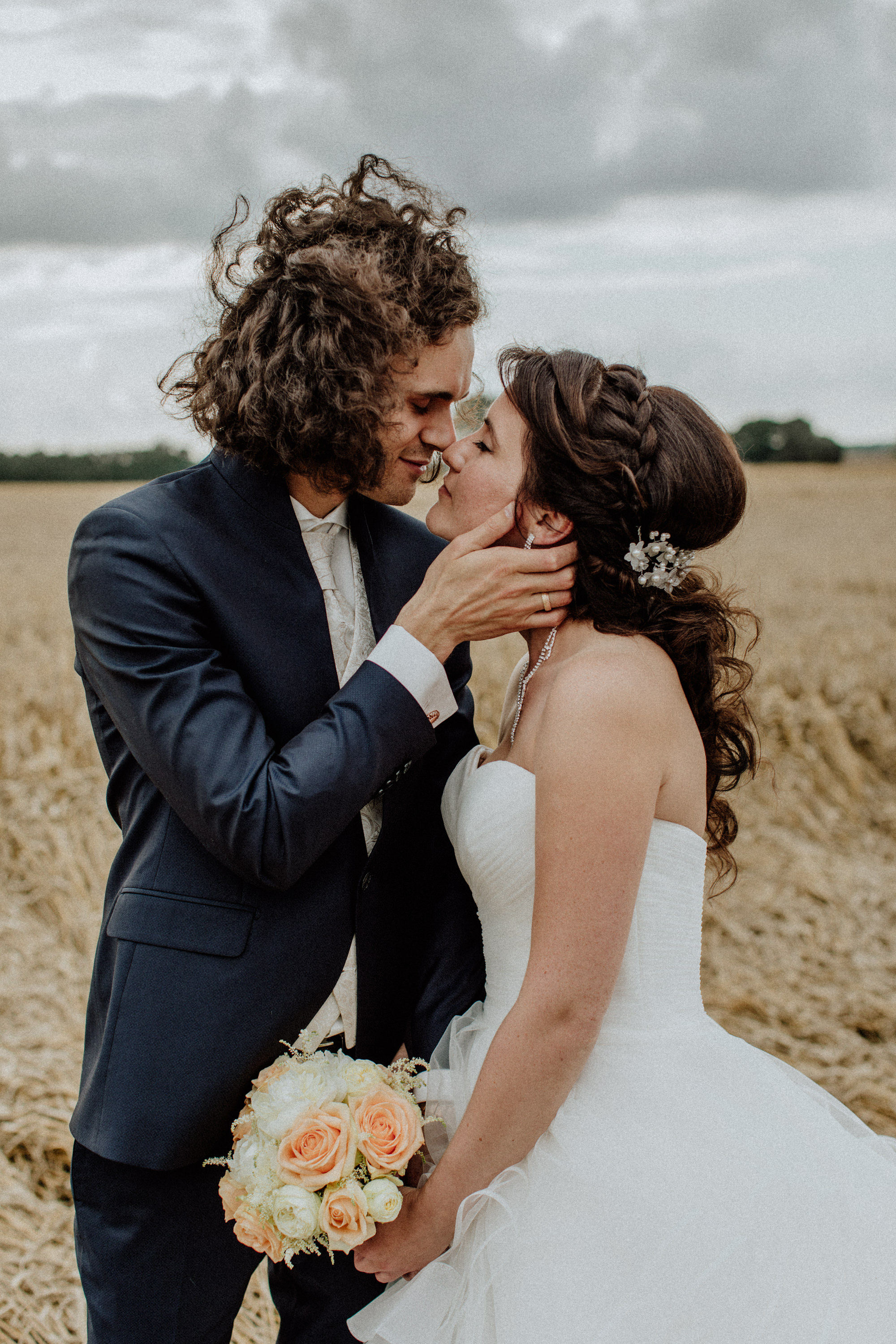 Hochzeitsfoto einer deutsch-russischen Hochzeit auf Schloss Kittendorf. Aufgenommen von den Hochzeitsfotografen Tom und Lia. Fotografen aus Rostock.