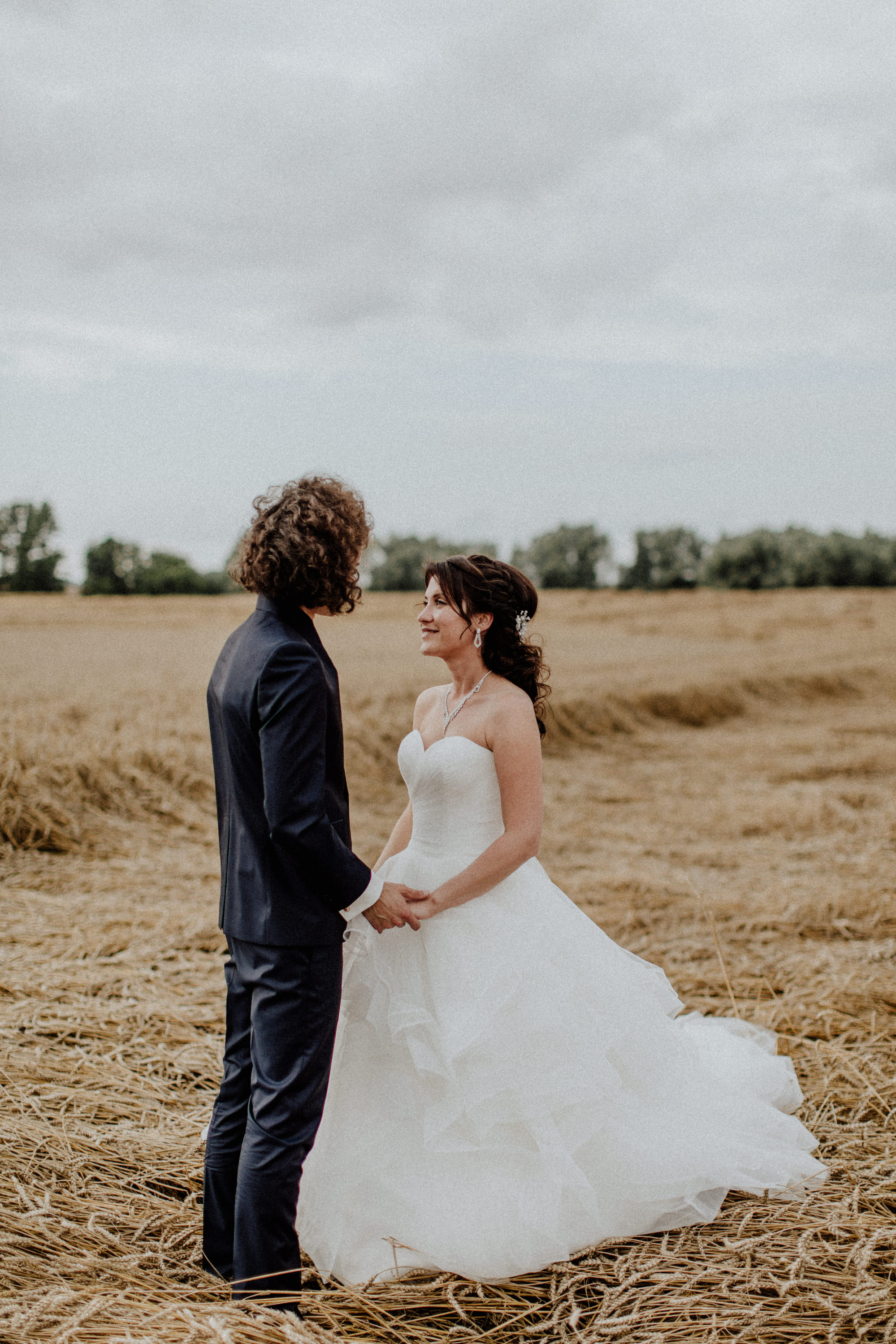 Hochzeitsfoto einer deutsch-russischen Hochzeit auf Schloss Kittendorf. Aufgenommen von den Hochzeitsfotografen Tom und Lia. Fotografen aus Rostock.