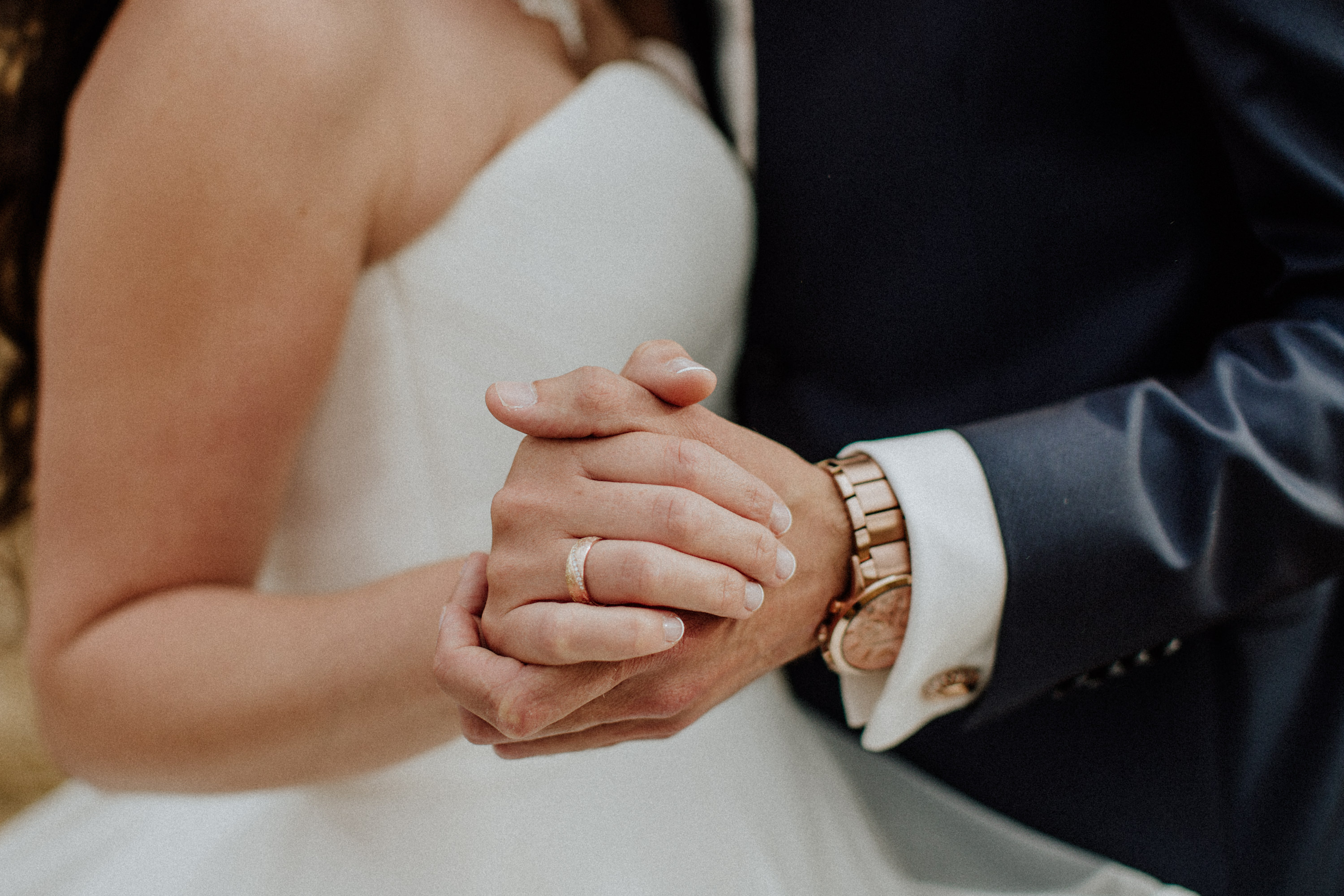 Hochzeitsfoto einer deutsch-russischen Hochzeit auf Schloss Kittendorf. Aufgenommen von den Hochzeitsfotografen Tom und Lia. Fotografen aus Rostock.