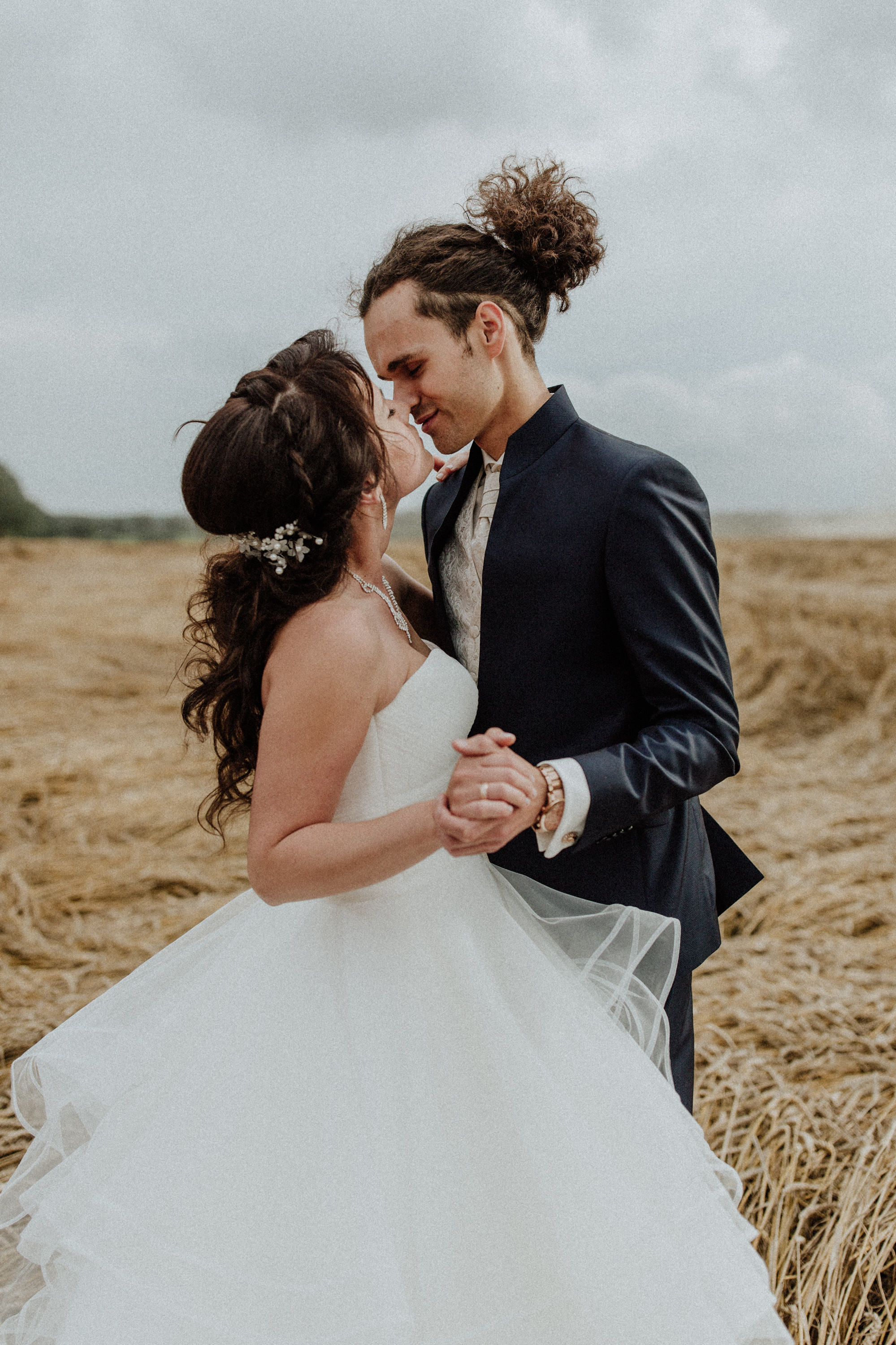 Hochzeitsfoto einer deutsch-russischen Hochzeit auf Schloss Kittendorf. Aufgenommen von den Hochzeitsfotografen Tom und Lia. Fotografen aus Rostock.