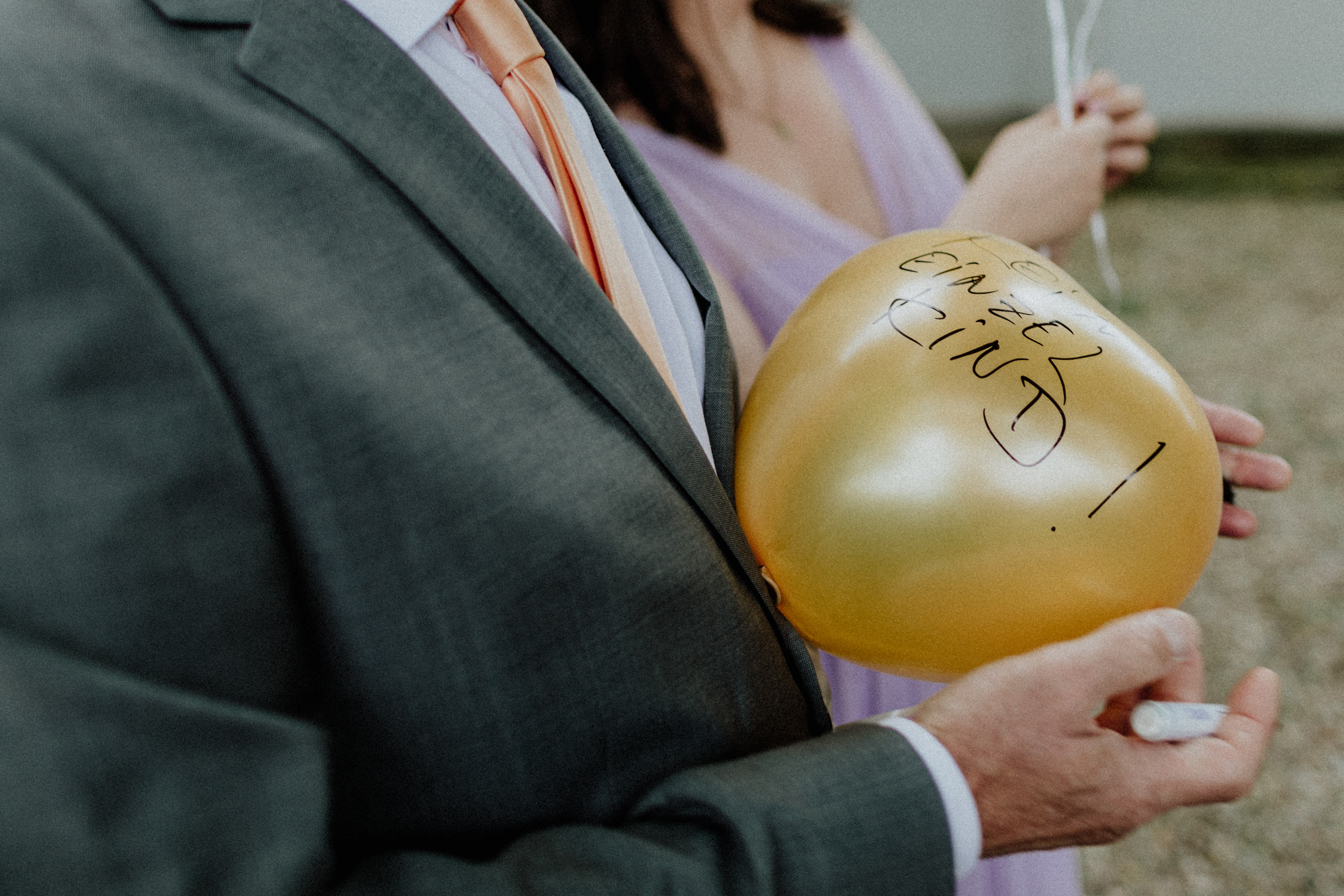 Hochzeitsfoto einer deutsch-russischen Hochzeit auf Schloss Kittendorf. Aufgenommen von den Hochzeitsfotografen Tom und Lia. Fotografen aus Rostock.