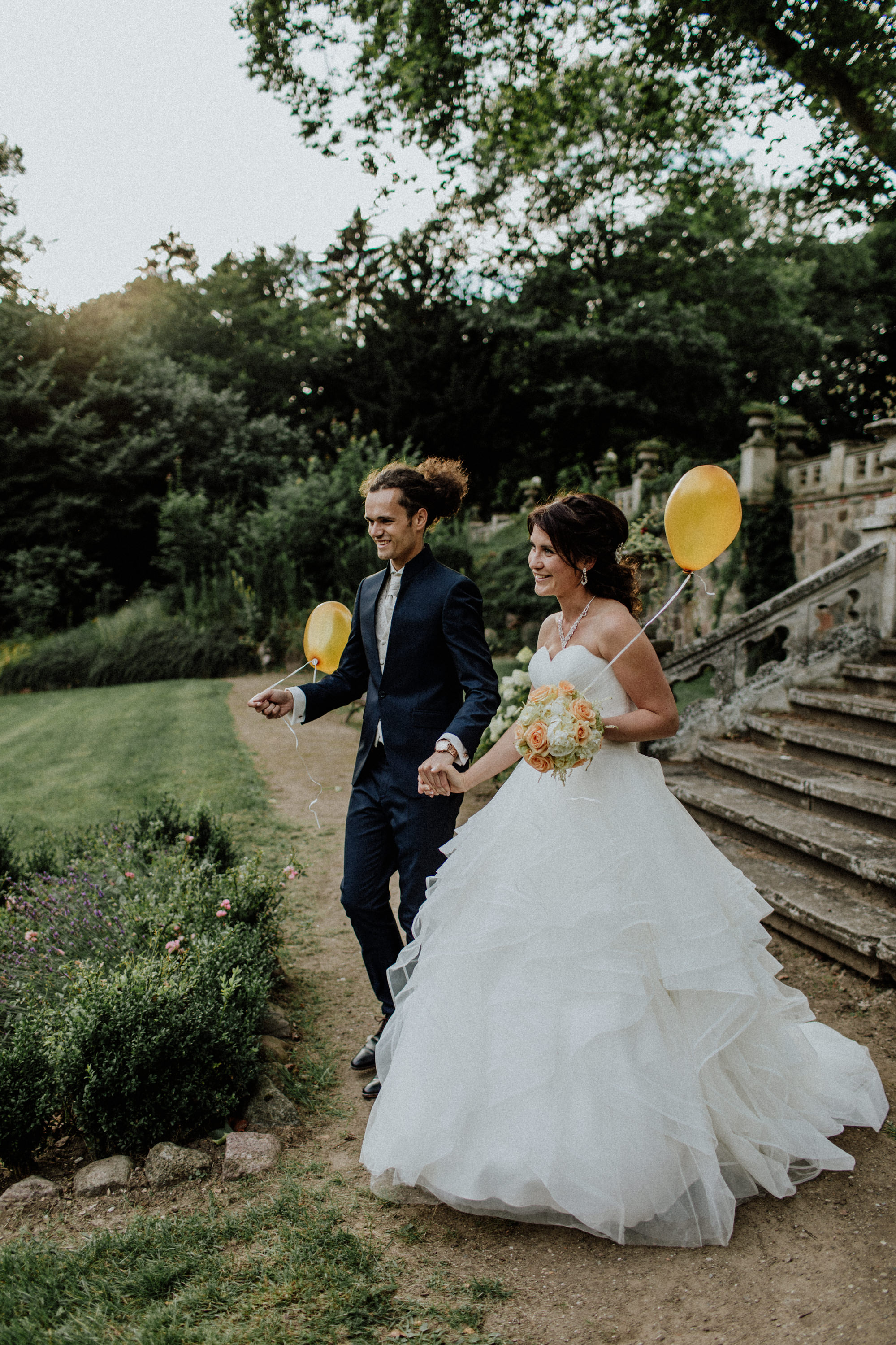 Hochzeitsfoto einer deutsch-russischen Hochzeit auf Schloss Kittendorf. Aufgenommen von den Hochzeitsfotografen Tom und Lia. Fotografen aus Rostock.