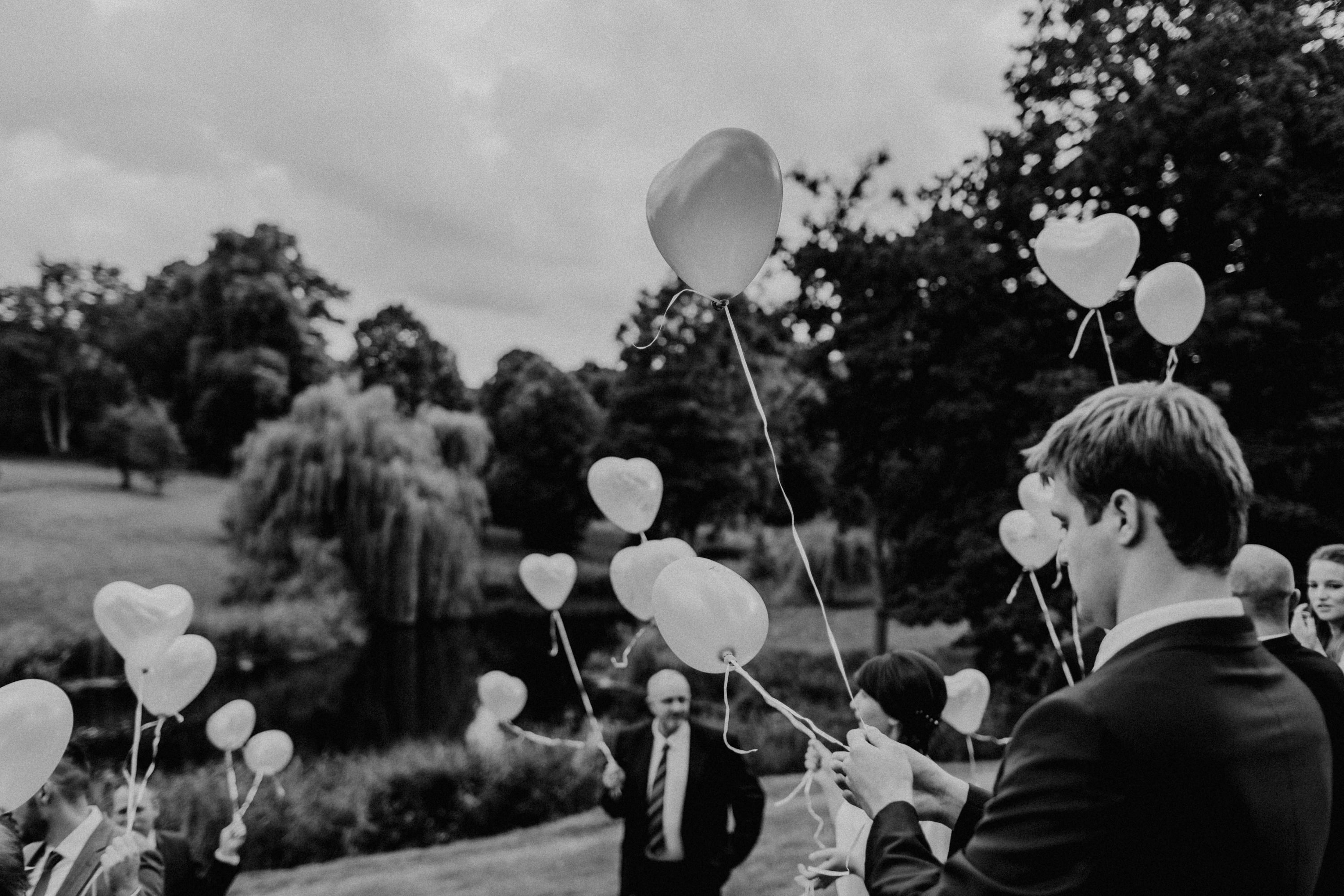 Hochzeitsfoto einer deutsch-russischen Hochzeit auf Schloss Kittendorf. Aufgenommen von den Hochzeitsfotografen Tom und Lia. Fotografen aus Rostock.