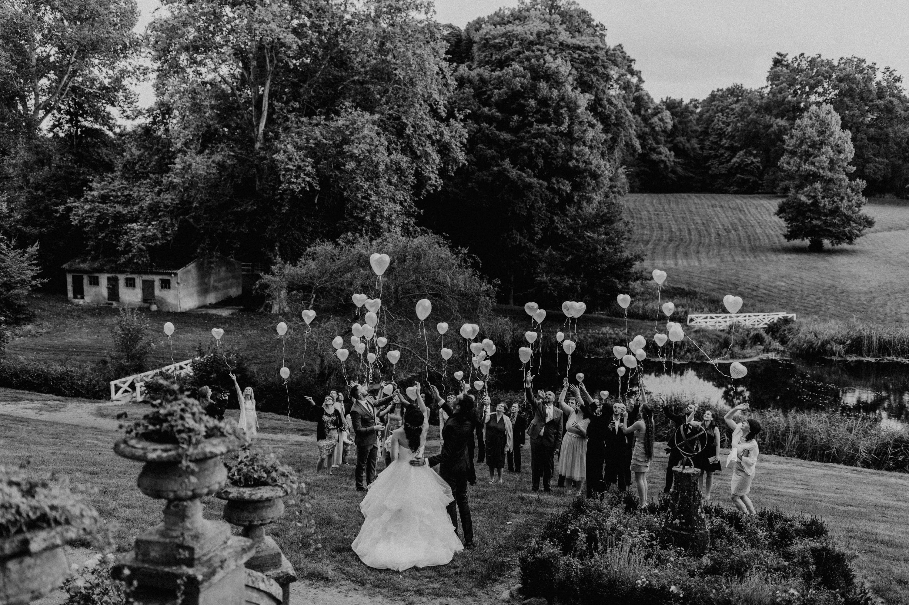 Hochzeitsfoto einer deutsch-russischen Hochzeit auf Schloss Kittendorf. Aufgenommen von den Hochzeitsfotografen Tom und Lia. Fotografen aus Rostock.